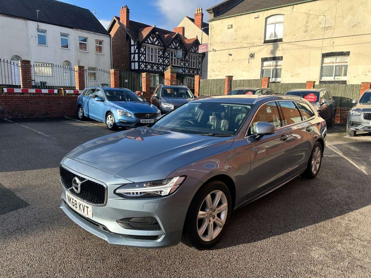 A 2018 VOLVO V90 2.0 D4 Momentum Estate 5dr Diesel Auto Euro 6 (s/s) (190 ps) Front and rear A 2018 VOLVO V90 2.0 D4 Momentum Estate 5dr Diesel Auto Euro 6 (s/s) (190 ps) Front and rear