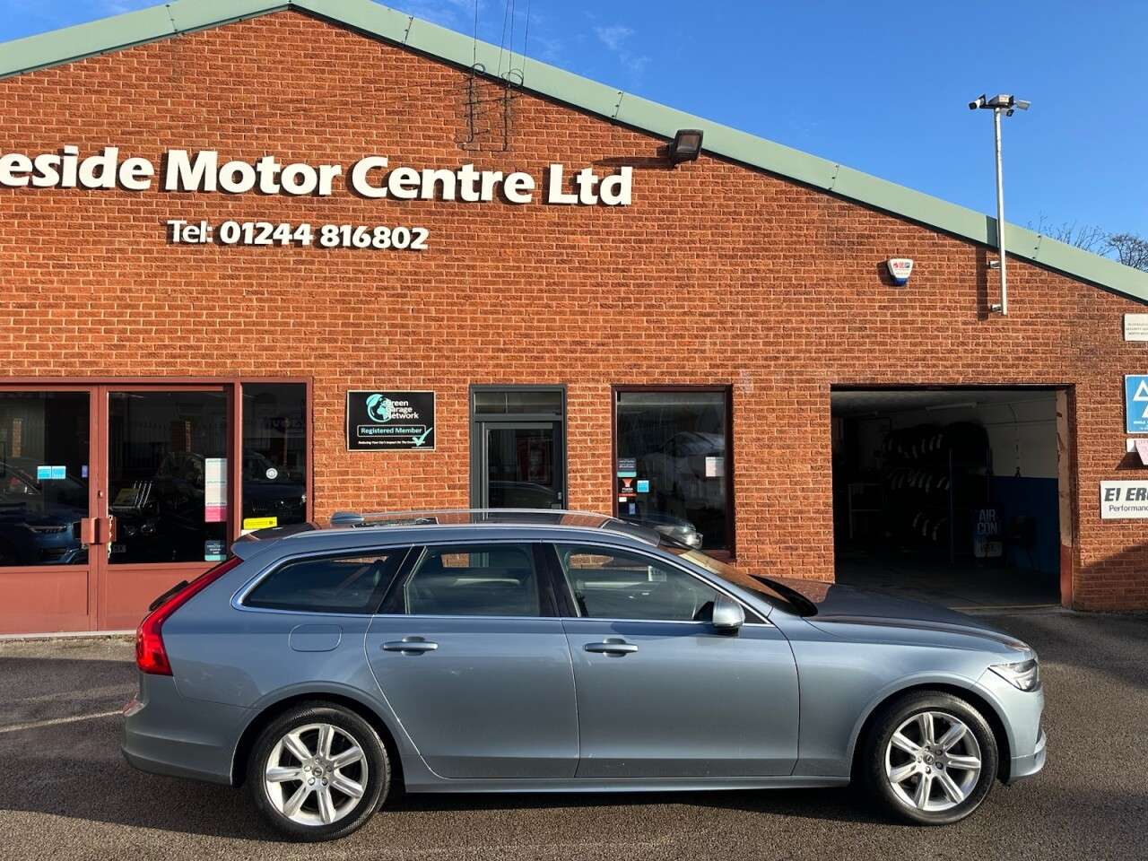 A 2018 VOLVO V90 2.0 D4 Momentum Estate 5dr Diesel Auto Euro 6 (s/s) (190 ps) Front and rear A 2018 VOLVO V90 2.0 D4 Momentum Estate 5dr Diesel Auto Euro 6 (s/s) (190 ps) Front and rear