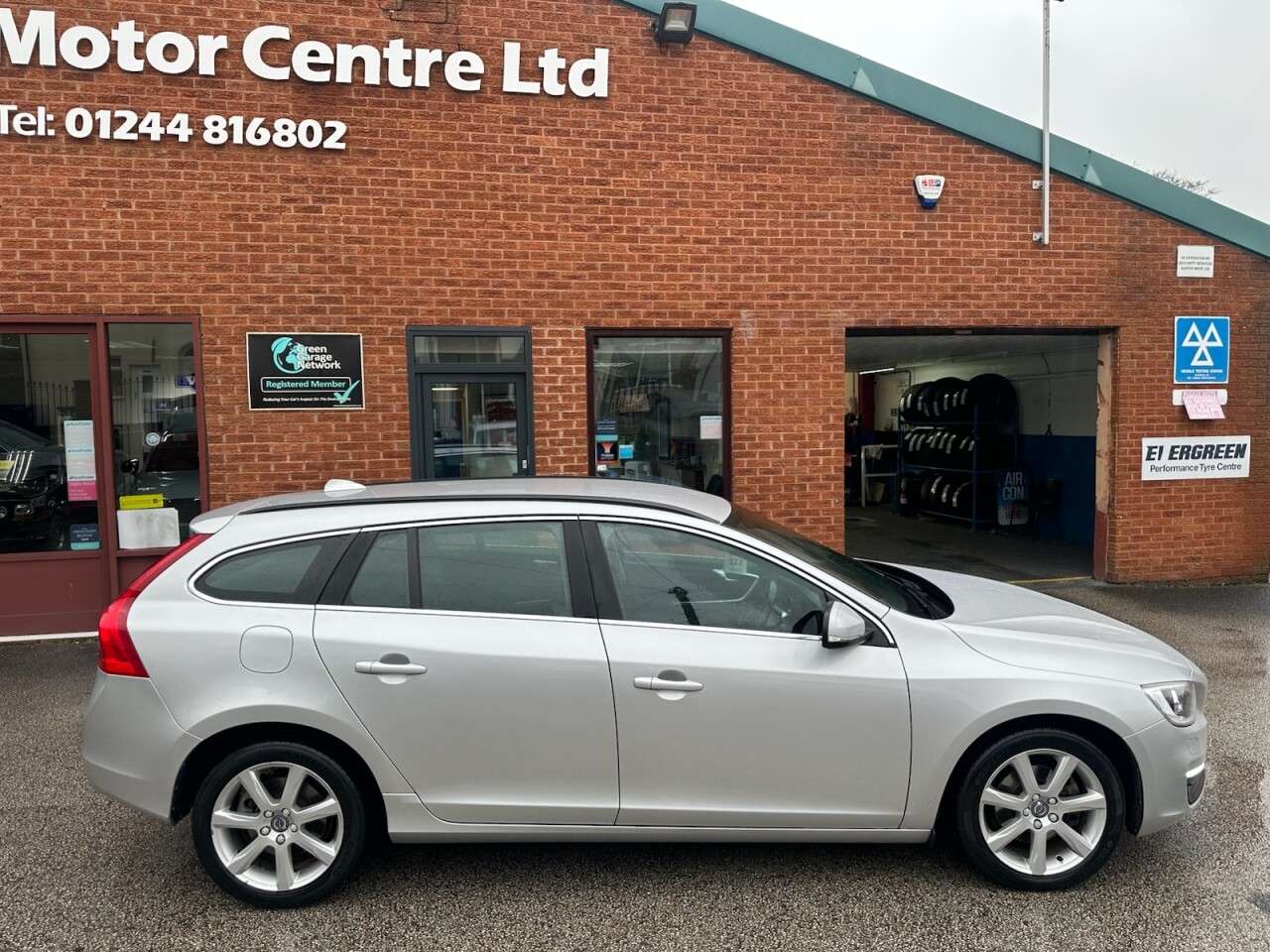 A 2018 VOLVO V60 2.0 D2 SE Nav Estate 5dr Diesel Manual Euro 6 (s/s) (120 ps) Rear parking s A 2018 VOLVO V60 2.0 D2 SE Nav Estate 5dr Diesel Manual Euro 6 (s/s) (120 ps) Rear parking s
