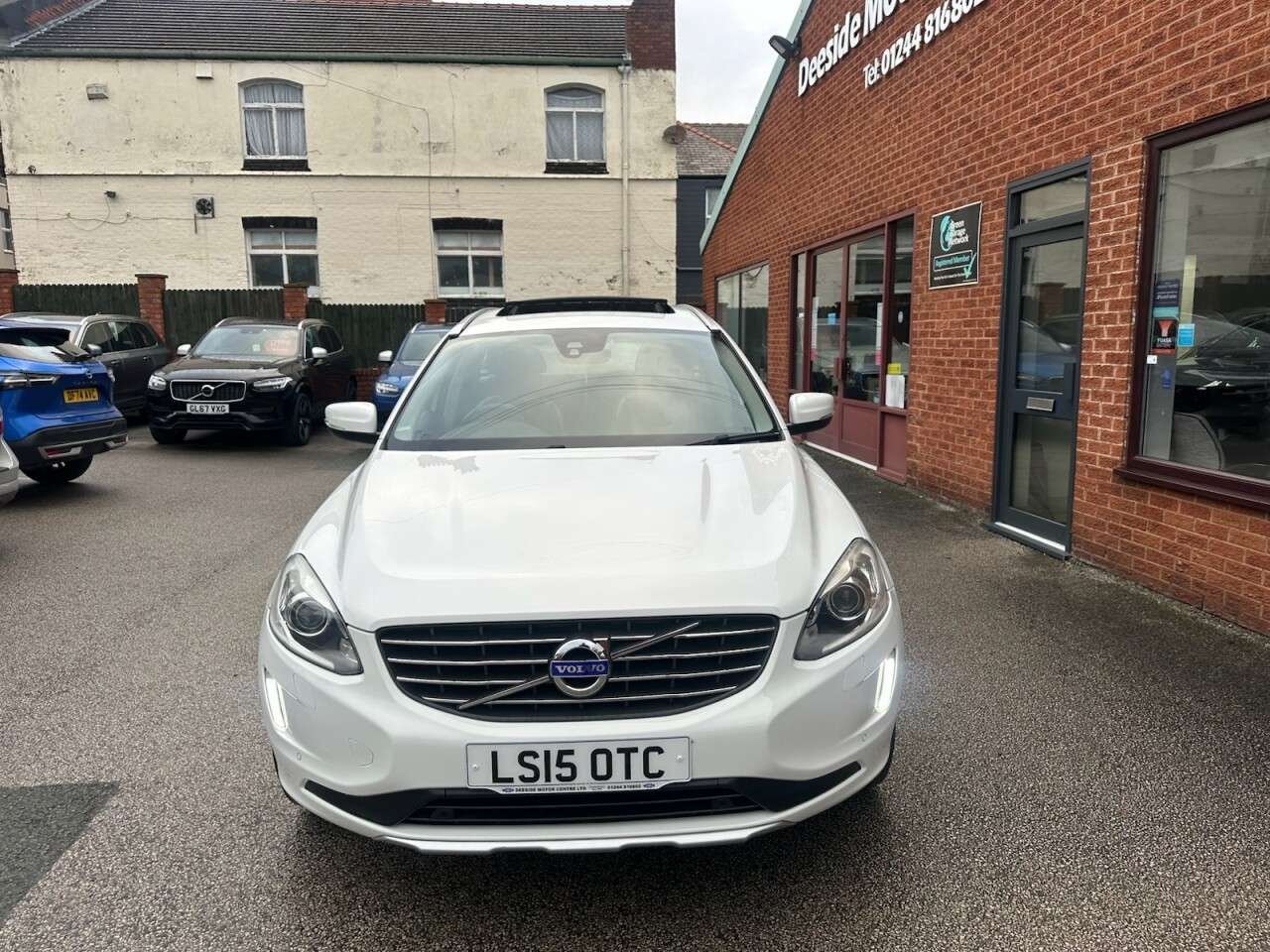 A 2015 VOLVO XC60 2.4 D5 SE Lux Nav SUV 5dr Diesel Manual AWD Euro 5 (s/s) (215 ps) Rear view A 2015 VOLVO XC60 2.4 D5 SE Lux Nav SUV 5dr Diesel Manual AWD Euro 5 (s/s) (215 ps) Rear view