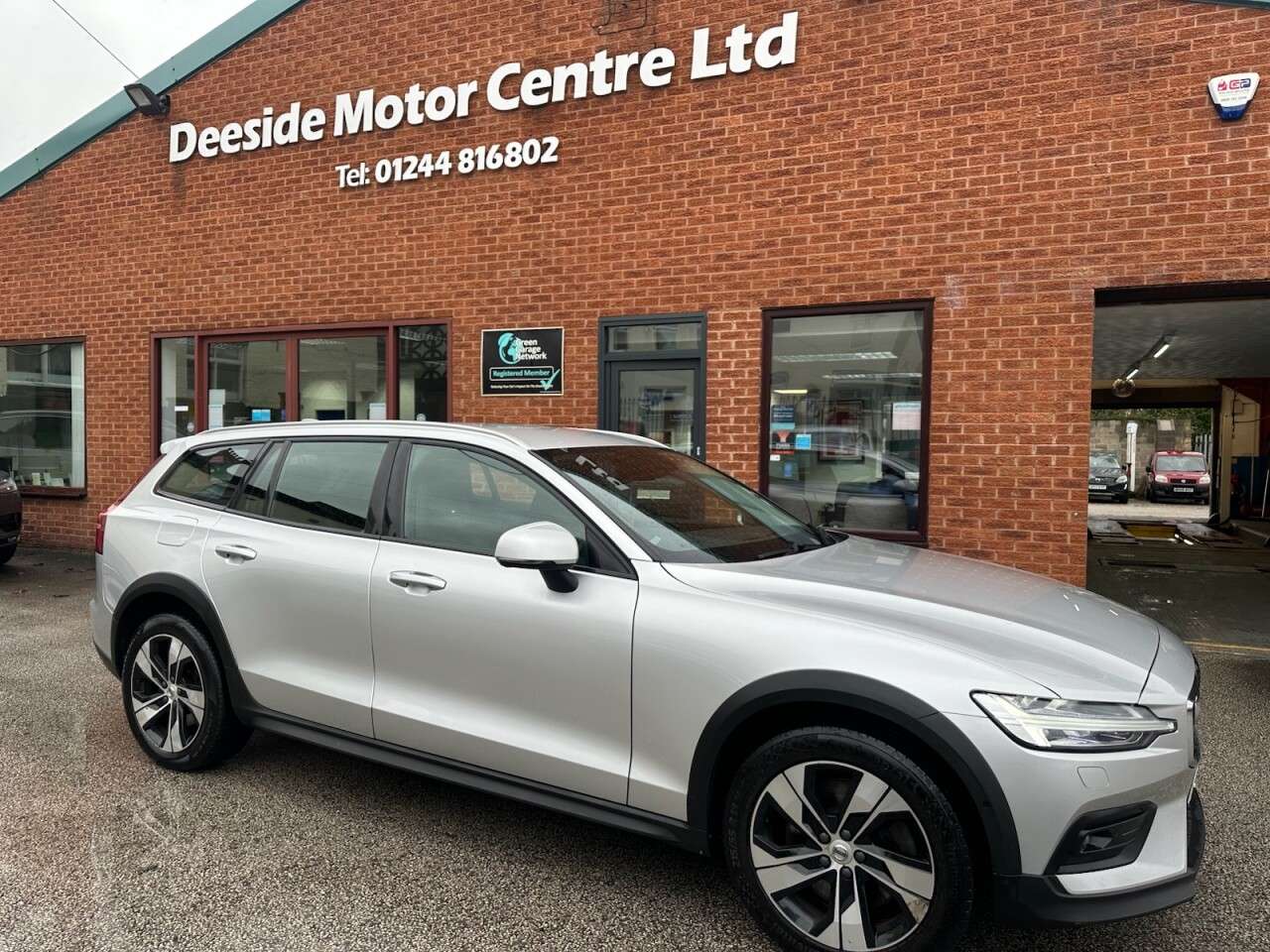 A 2020 VOLVO V60 CROSS COUNTRY 2.0 D4 Plus Estate 5dr Diesel Auto AWD Euro 6 (s/s) (190 ps) Front and rear A 2020 VOLVO V60 CROSS COUNTRY 2.0 D4 Plus Estate 5dr Diesel Auto AWD Euro 6 (s/s) (190 ps) Front and rear