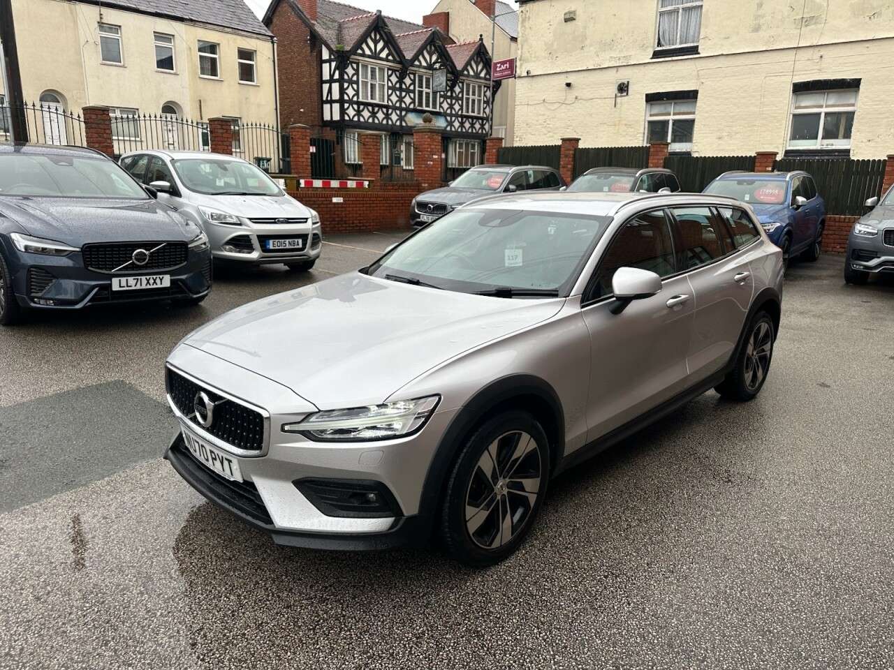 A 2020 VOLVO V60 CROSS COUNTRY 2.0 D4 Plus Estate 5dr Diesel Auto AWD Euro 6 (s/s) (190 ps) Front and rear A 2020 VOLVO V60 CROSS COUNTRY 2.0 D4 Plus Estate 5dr Diesel Auto AWD Euro 6 (s/s) (190 ps) Front and rear