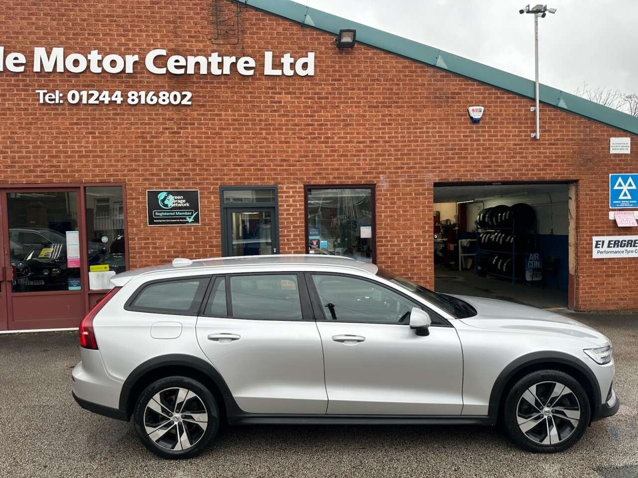 A 2020 VOLVO V60 CROSS COUNTRY 2.0 D4 Plus Estate 5dr Diesel Auto AWD Euro 6 (s/s) (190 ps) Front and rear A 2020 VOLVO V60 CROSS COUNTRY 2.0 D4 Plus Estate 5dr Diesel Auto AWD Euro 6 (s/s) (190 ps) Front and rear