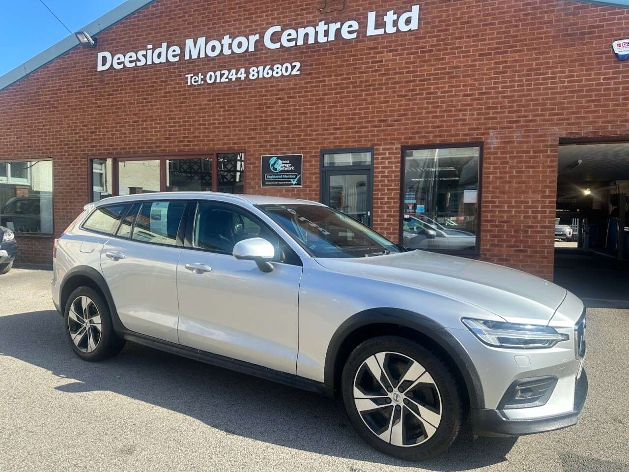 A 2020 VOLVO V60 CROSS COUNTRY 2.0 D4 Plus Estate 5dr Diesel Auto AWD Euro 6 (s/s) (190 ps) Front and rear A 2020 VOLVO V60 CROSS COUNTRY 2.0 D4 Plus Estate 5dr Diesel Auto AWD Euro 6 (s/s) (190 ps) Front and rear