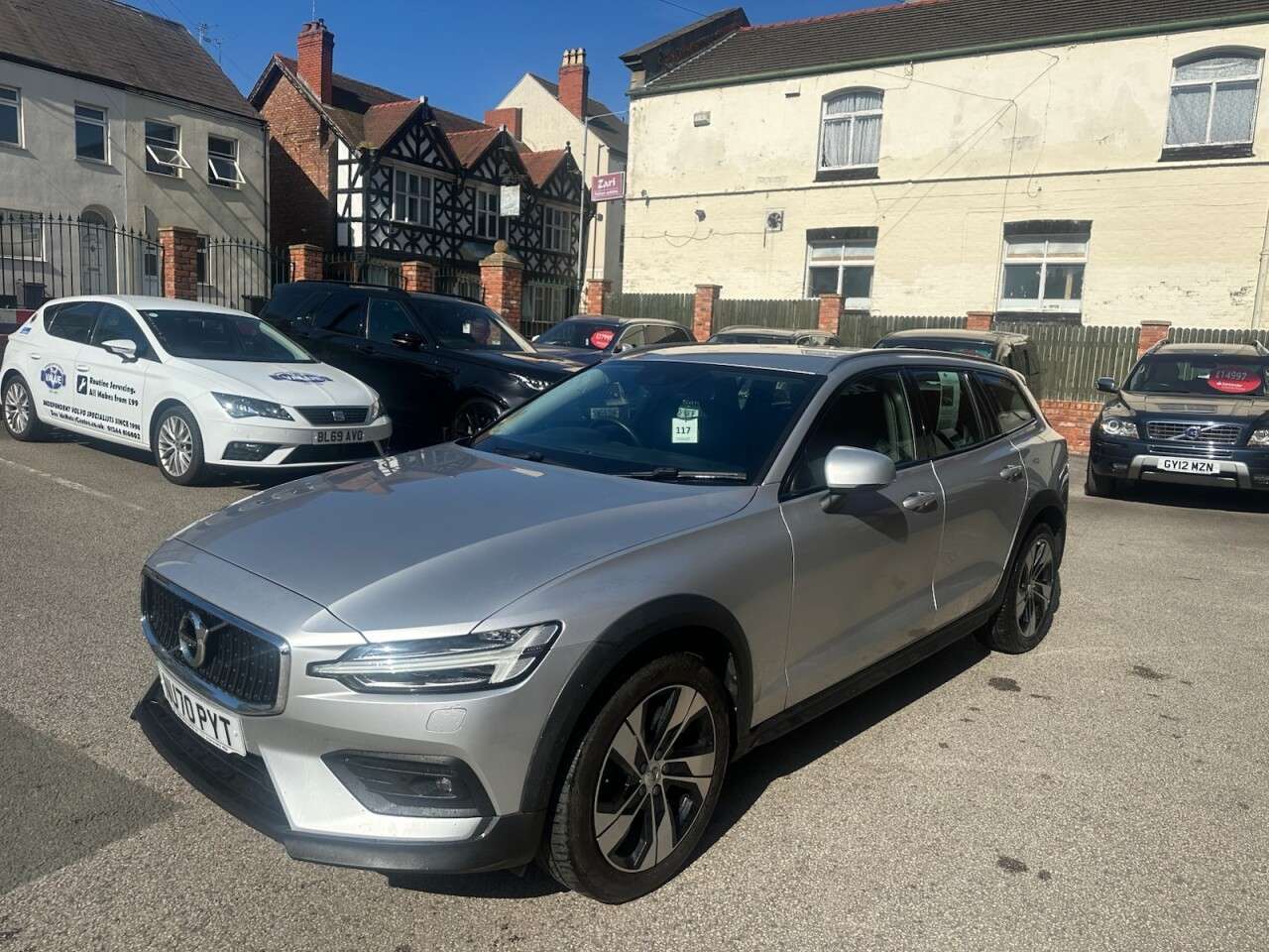 A 2020 VOLVO V60 CROSS COUNTRY 2.0 D4 Plus Estate 5dr Diesel Auto AWD Euro 6 (s/s) (190 ps) Front and rear A 2020 VOLVO V60 CROSS COUNTRY 2.0 D4 Plus Estate 5dr Diesel Auto AWD Euro 6 (s/s) (190 ps) Front and rear