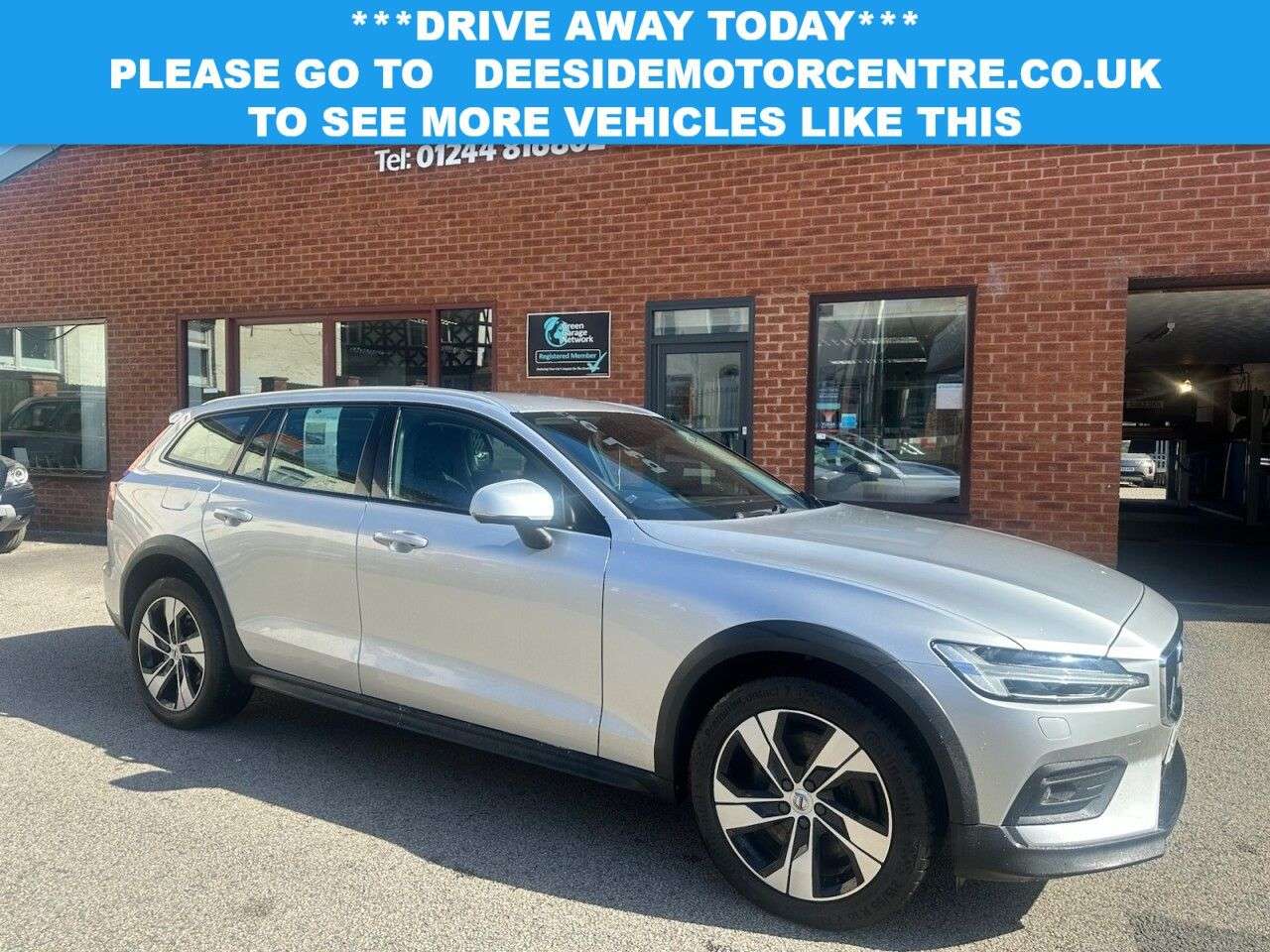 A 2020 VOLVO V60 CROSS COUNTRY 2.0 D4 Plus Estate 5dr Diesel Auto AWD Euro 6 (s/s) (190 ps) Front and rear A 2020 VOLVO V60 CROSS COUNTRY 2.0 D4 Plus Estate 5dr Diesel Auto AWD Euro 6 (s/s) (190 ps) Front and rear