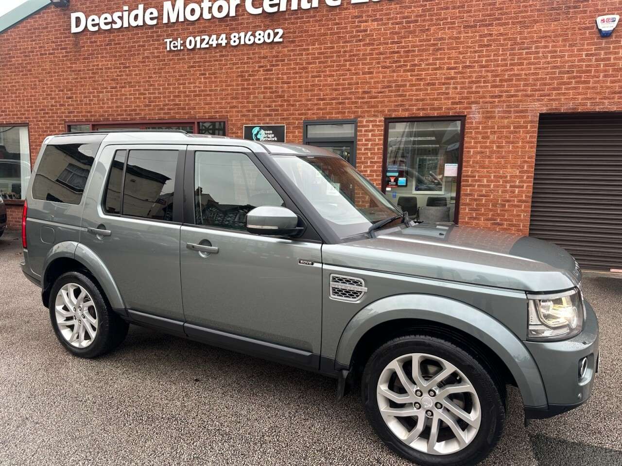 A 2015 LAND ROVER DISCOVERY 4 3.0 SD V6 HSE SUV 5dr Diesel Auto 4WD Euro 5 (s/s) (255 bhp) A 2015 LAND ROVER DISCOVERY 4 3.0 SD V6 HSE SUV 5dr Diesel Auto 4WD Euro 5 (s/s) (255 bhp)