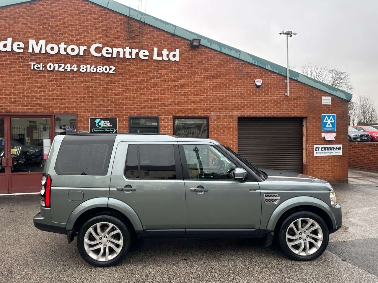 A 2015 LAND ROVER DISCOVERY 4 3.0 SD V6 HSE SUV 5dr Diesel Auto 4WD Euro 5 (s/s) (255 bhp) A 2015 LAND ROVER DISCOVERY 4 3.0 SD V6 HSE SUV 5dr Diesel Auto 4WD Euro 5 (s/s) (255 bhp)