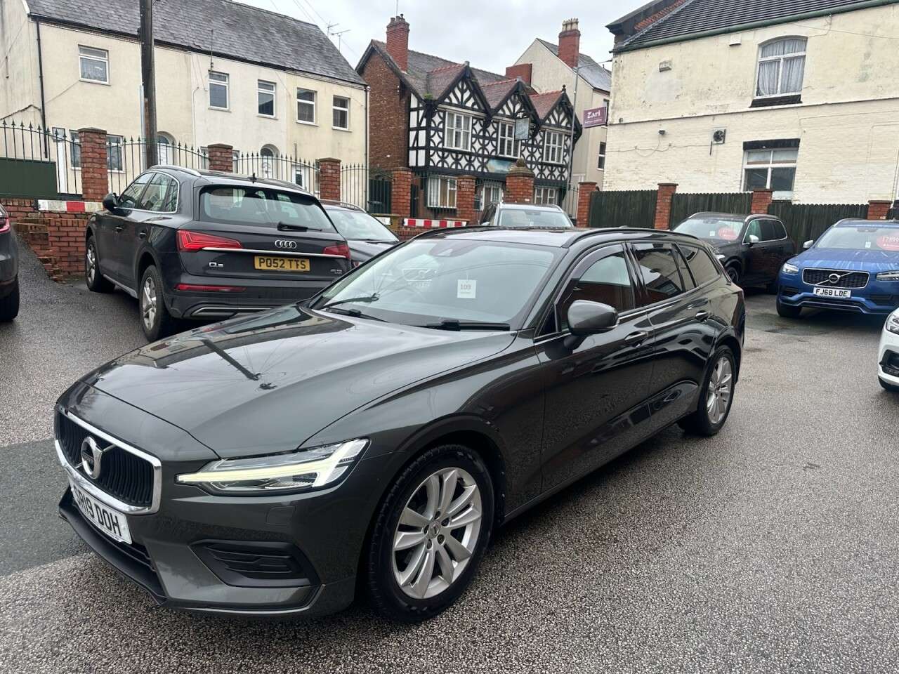 A 2019 VOLVO V60 2.0 D3 Momentum Plus Estate 5dr Diesel Manual Euro 6 (s/s) (150 ps) A 2019 VOLVO V60 2.0 D3 Momentum Plus Estate 5dr Diesel Manual Euro 6 (s/s) (150 ps)