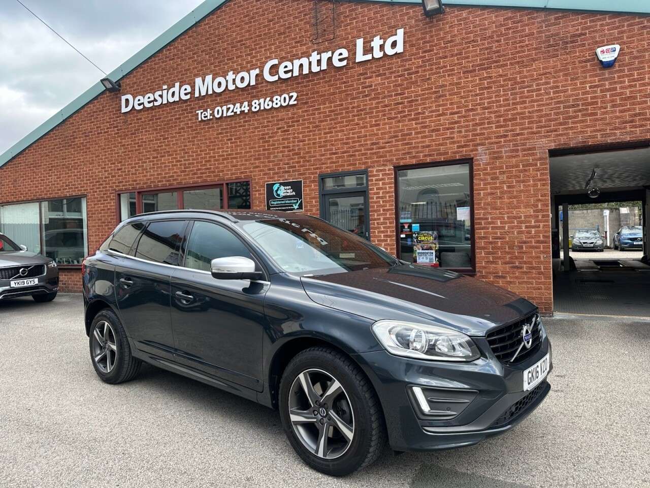 A 2016 VOLVO XC60 2.0 D4 R-Design Nav SUV 5dr Diesel Auto Euro 6 (s/s) (190 ps) Front and rea A 2016 VOLVO XC60 2.0 D4 R-Design Nav SUV 5dr Diesel Auto Euro 6 (s/s) (190 ps) Front and rea