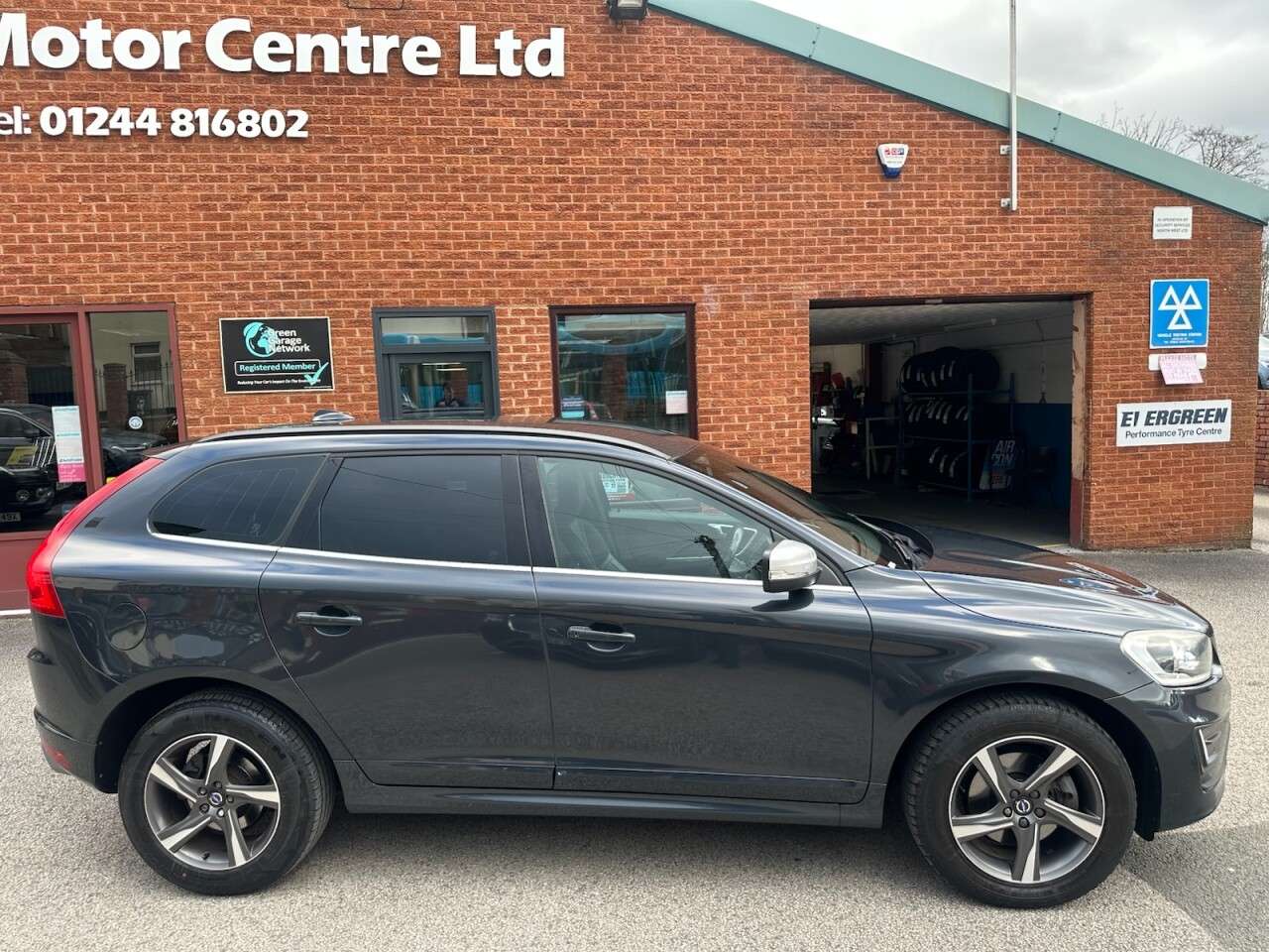 A 2016 VOLVO XC60 2.0 D4 R-Design Nav SUV 5dr Diesel Auto Euro 6 (s/s) (190 ps) Front and rea A 2016 VOLVO XC60 2.0 D4 R-Design Nav SUV 5dr Diesel Auto Euro 6 (s/s) (190 ps) Front and rea