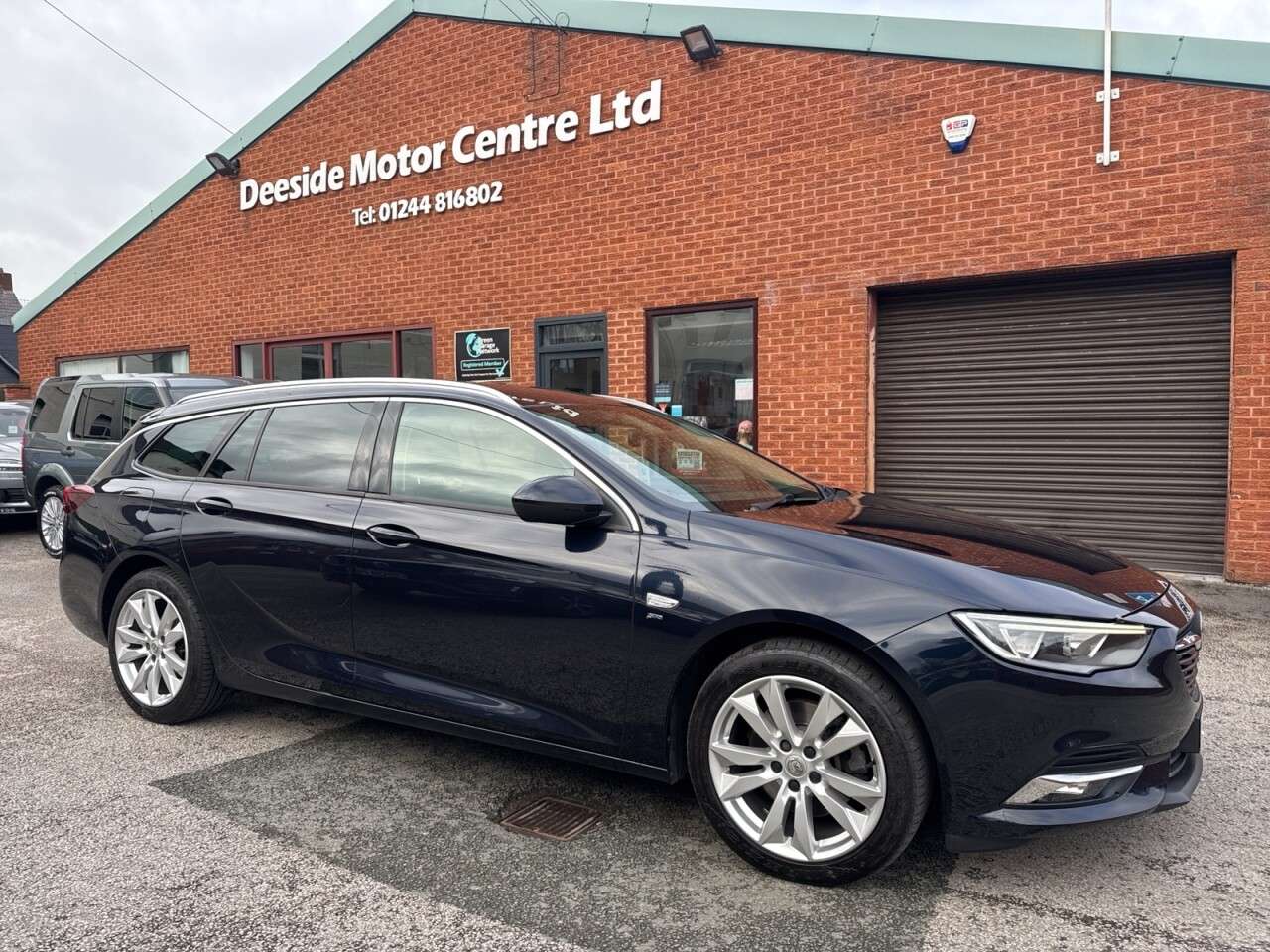 A 2018 VAUXHALL INSIGNIA 2.0 Turbo D BlueInjection SRi Nav Sports Tourer 5dr Diesel Manual Euro 6 (s A 2018 VAUXHALL INSIGNIA 2.0 Turbo D BlueInjection SRi Nav Sports Tourer 5dr Diesel Manual Euro 6 (s