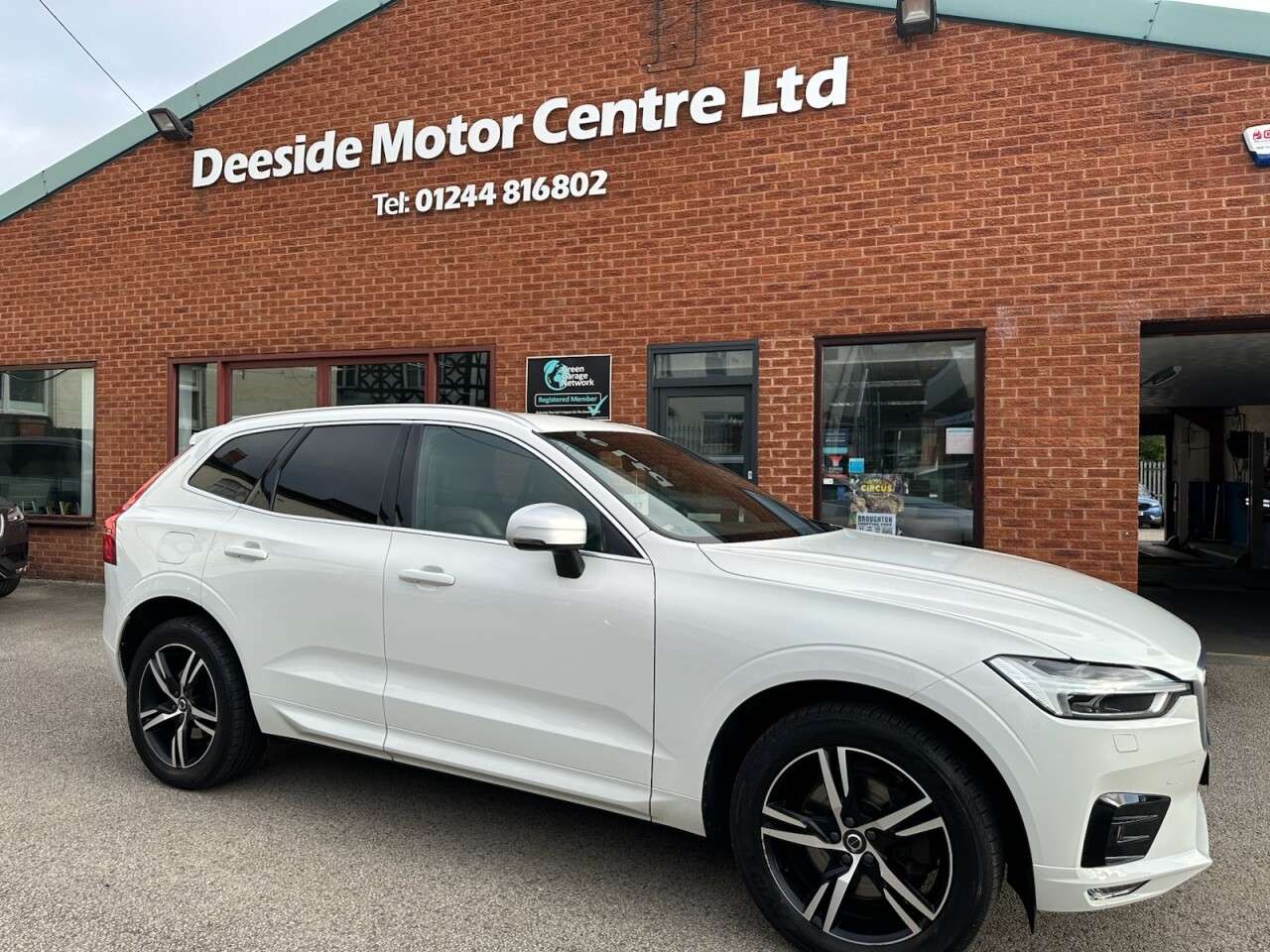 A 2018 VOLVO XC60 2.0 D4 R-Design SUV 5dr Diesel Auto AWD Euro 6 (s/s) (190 ps) Rear view cam A 2018 VOLVO XC60 2.0 D4 R-Design SUV 5dr Diesel Auto AWD Euro 6 (s/s) (190 ps) Rear view cam