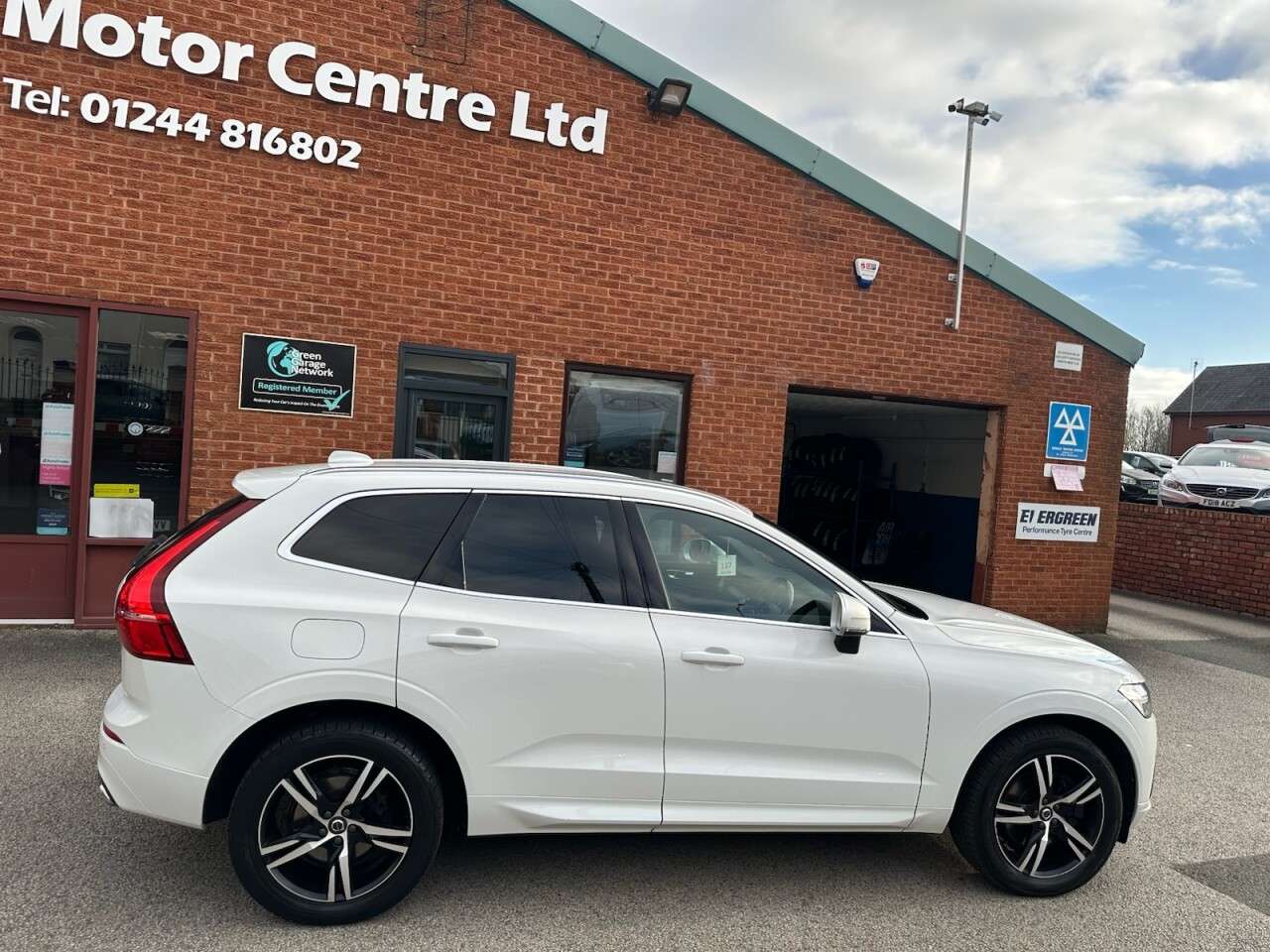A 2018 VOLVO XC60 2.0 D4 R-Design SUV 5dr Diesel Auto AWD Euro 6 (s/s) (190 ps) Rear view cam A 2018 VOLVO XC60 2.0 D4 R-Design SUV 5dr Diesel Auto AWD Euro 6 (s/s) (190 ps) Rear view cam