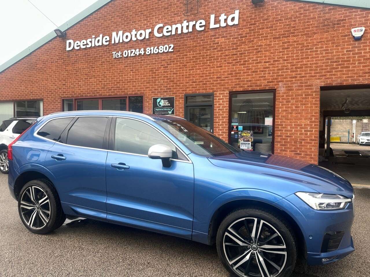 A 2017 VOLVO XC60 2.0 D5 PowerPulse R-Design Pro SUV 5dr Diesel Auto AWD Euro 6 (s/s) (235 ps A 2017 VOLVO XC60 2.0 D5 PowerPulse R-Design Pro SUV 5dr Diesel Auto AWD Euro 6 (s/s) (235 ps