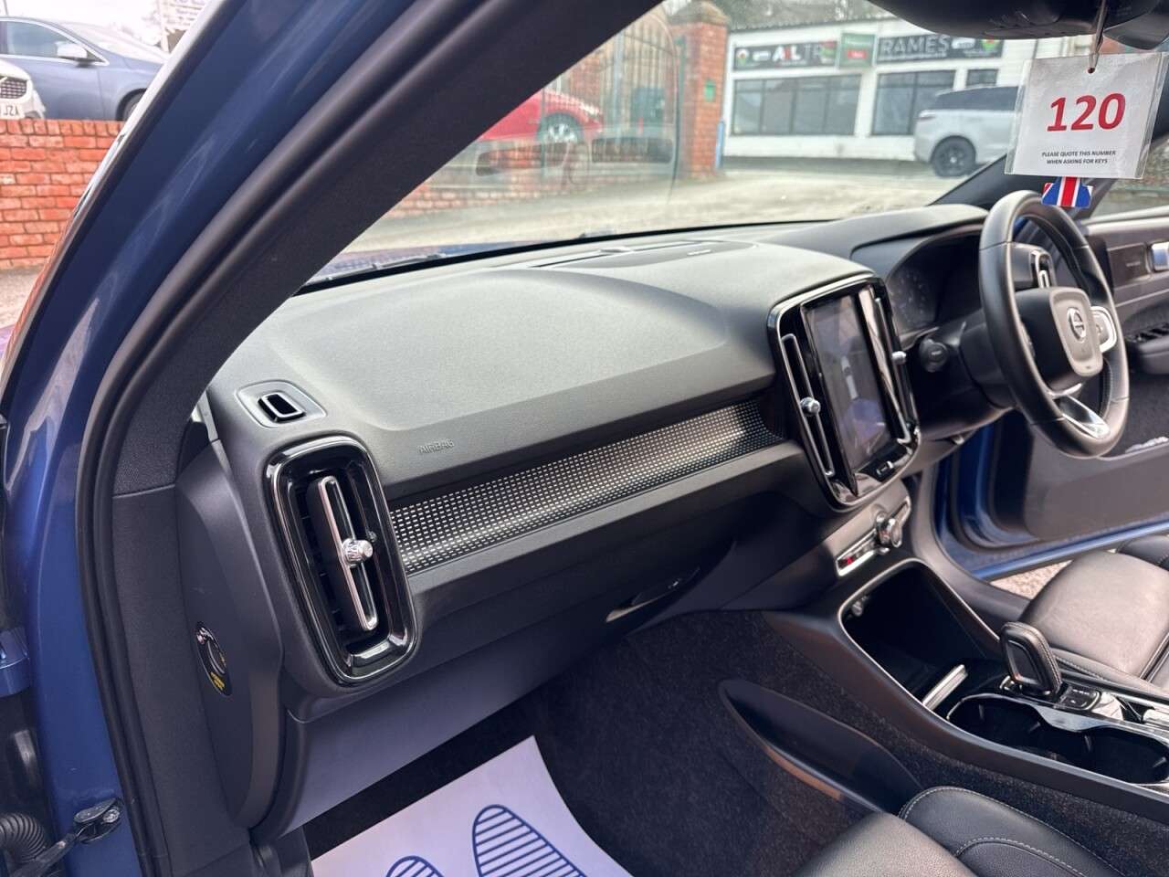 2020 VOLVO XC40 2020 VOLVO XC40