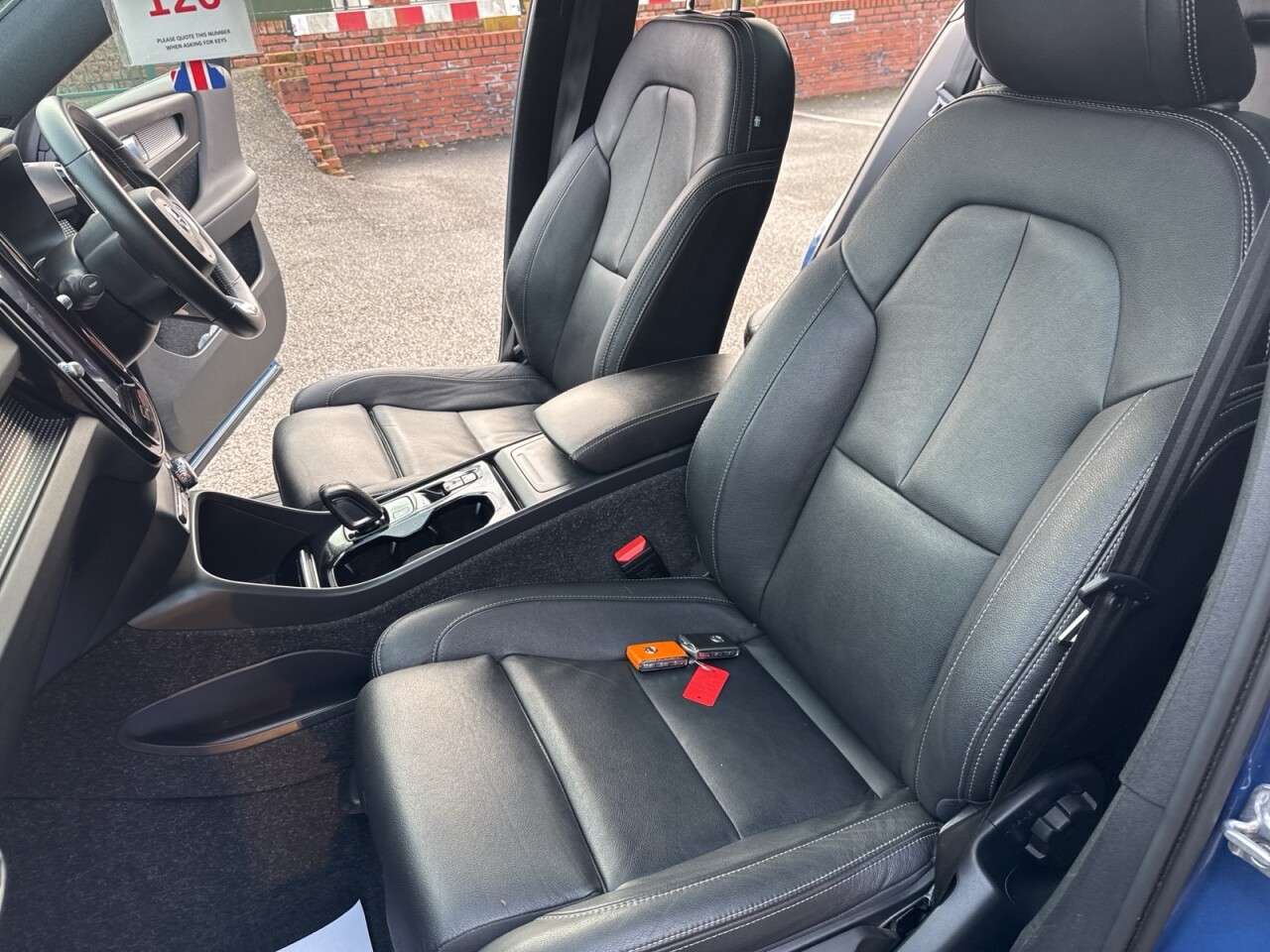 2020 VOLVO XC40 2020 VOLVO XC40