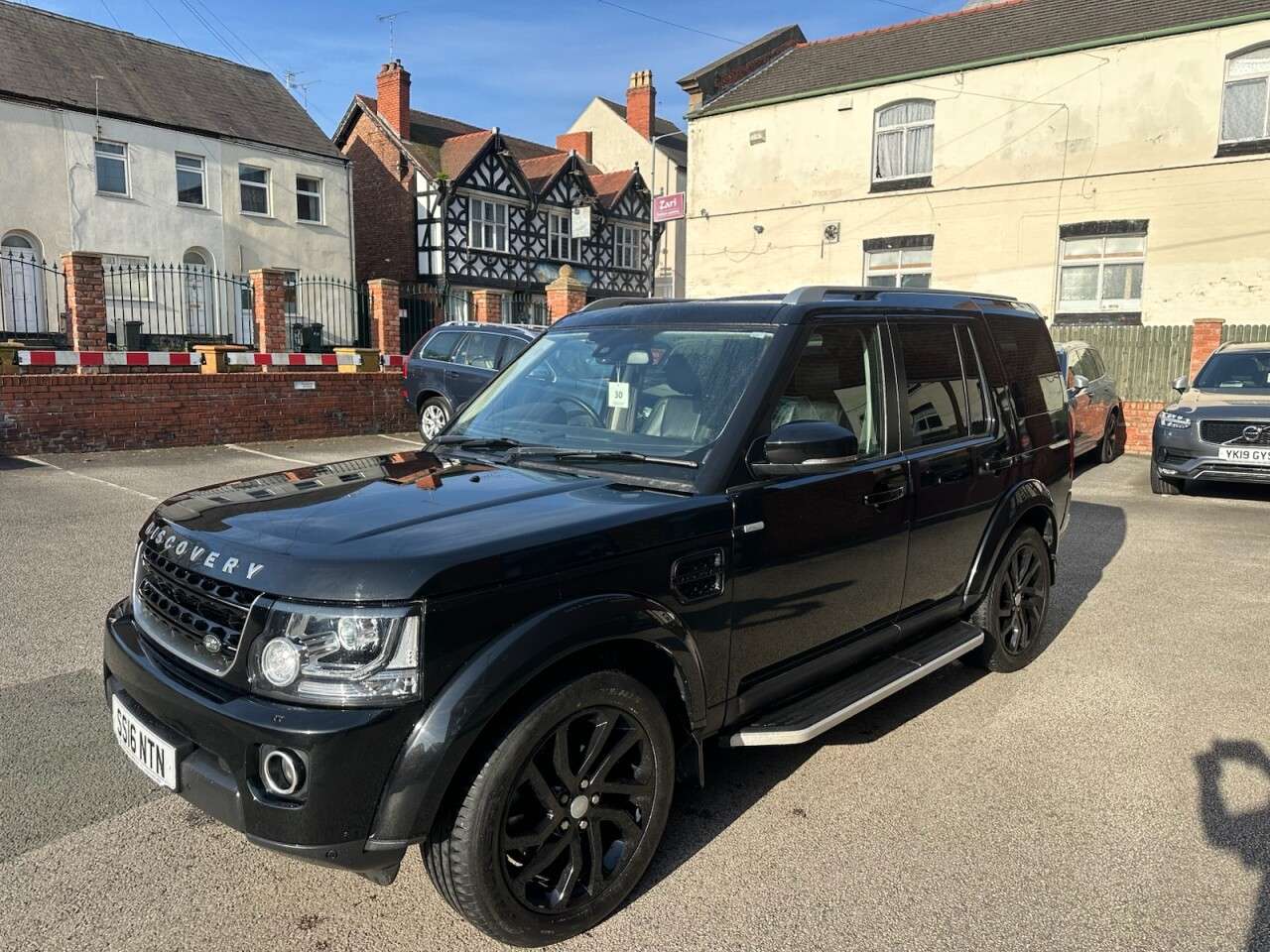A 2016 LAND ROVER DISCOVERY 4 3.0 SD V6 Landmark SUV 5dr Diesel Auto 4WD Euro 6 (s/s) (256 bhp) A 2016 LAND ROVER DISCOVERY 4 3.0 SD V6 Landmark SUV 5dr Diesel Auto 4WD Euro 6 (s/s) (256 bhp)