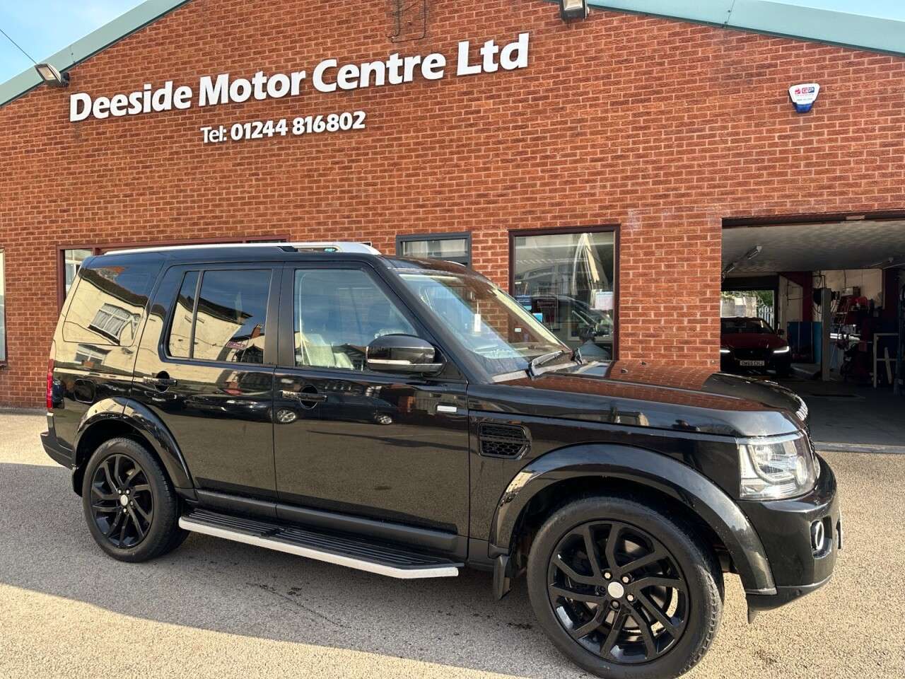 A 2016 LAND ROVER DISCOVERY 4 3.0 SD V6 Landmark SUV 5dr Diesel Auto 4WD Euro 6 (s/s) (256 bhp) A 2016 LAND ROVER DISCOVERY 4 3.0 SD V6 Landmark SUV 5dr Diesel Auto 4WD Euro 6 (s/s) (256 bhp)