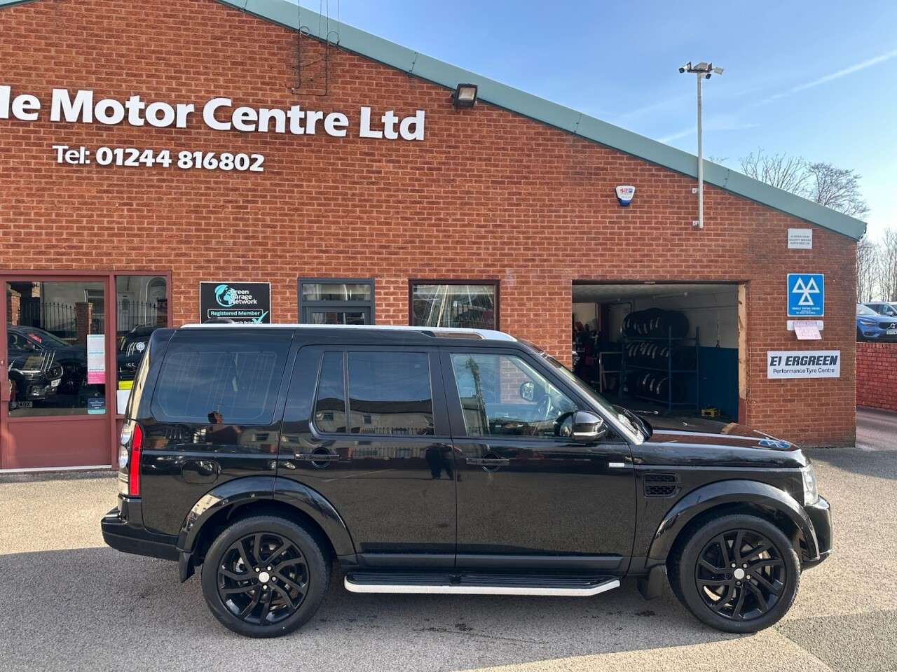 A 2016 LAND ROVER DISCOVERY 4 3.0 SD V6 Landmark SUV 5dr Diesel Auto 4WD Euro 6 (s/s) (256 bhp) A 2016 LAND ROVER DISCOVERY 4 3.0 SD V6 Landmark SUV 5dr Diesel Auto 4WD Euro 6 (s/s) (256 bhp)