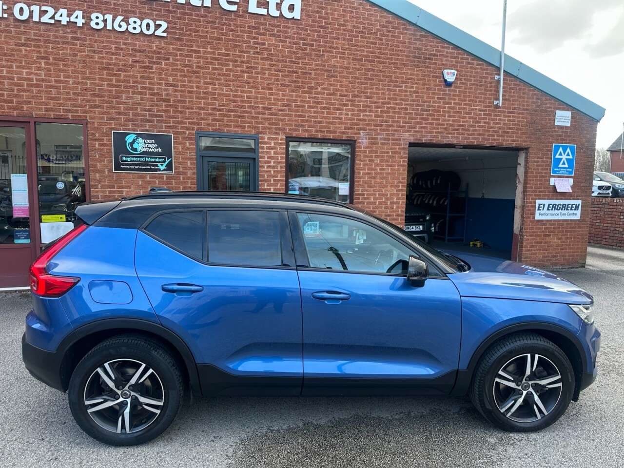 A 2020 VOLVO XC40 2.0 D4 R-Design SUV 5dr Diesel Auto AWD Euro 6 (s/s) (190 ps) Rear view cam A 2020 VOLVO XC40 2.0 D4 R-Design SUV 5dr Diesel Auto AWD Euro 6 (s/s) (190 ps) Rear view cam