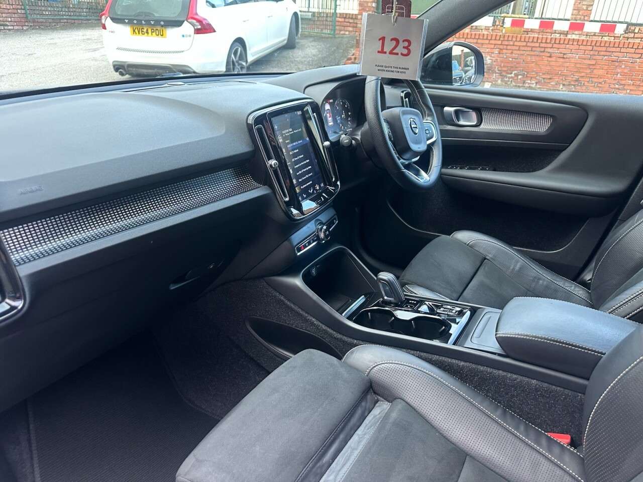 2020 VOLVO XC40 2020 VOLVO XC40