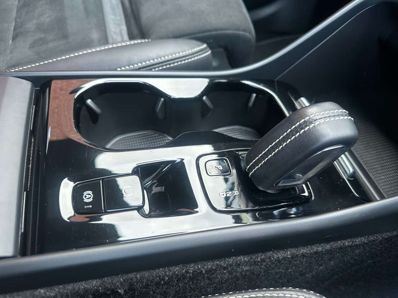 2020 VOLVO XC40 2020 VOLVO XC40