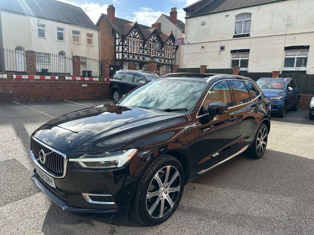 A 2018 VOLVO XC60 2.0h T8 Twin Engine 10.4kWh Inscription Pro SUV 5dr Petrol Plug-in Hybrid A A 2018 VOLVO XC60 2.0h T8 Twin Engine 10.4kWh Inscription Pro SUV 5dr Petrol Plug-in Hybrid A