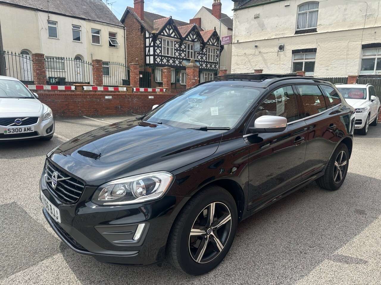 A 2016 VOLVO XC60 2.0 T5 R-Design Nav SUV 5dr Petrol Auto Euro 6 (s/s) (245 ps) Electric Pano A 2016 VOLVO XC60 2.0 T5 R-Design Nav SUV 5dr Petrol Auto Euro 6 (s/s) (245 ps) Electric Pano