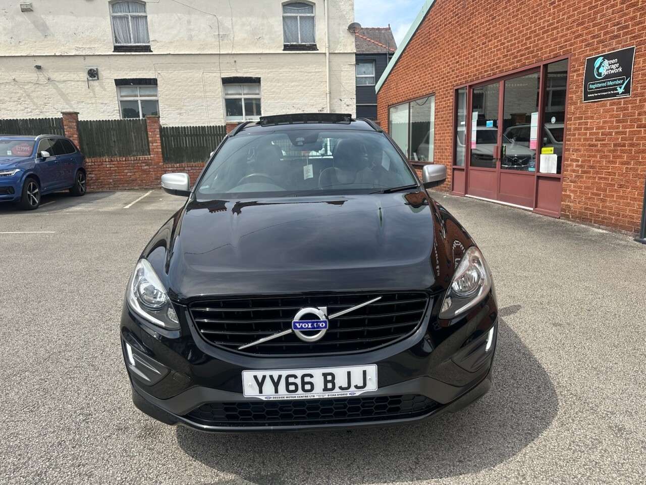 A 2016 VOLVO XC60 2.0 T5 R-Design Nav SUV 5dr Petrol Auto Euro 6 (s/s) (245 ps) Electric Pano A 2016 VOLVO XC60 2.0 T5 R-Design Nav SUV 5dr Petrol Auto Euro 6 (s/s) (245 ps) Electric Pano