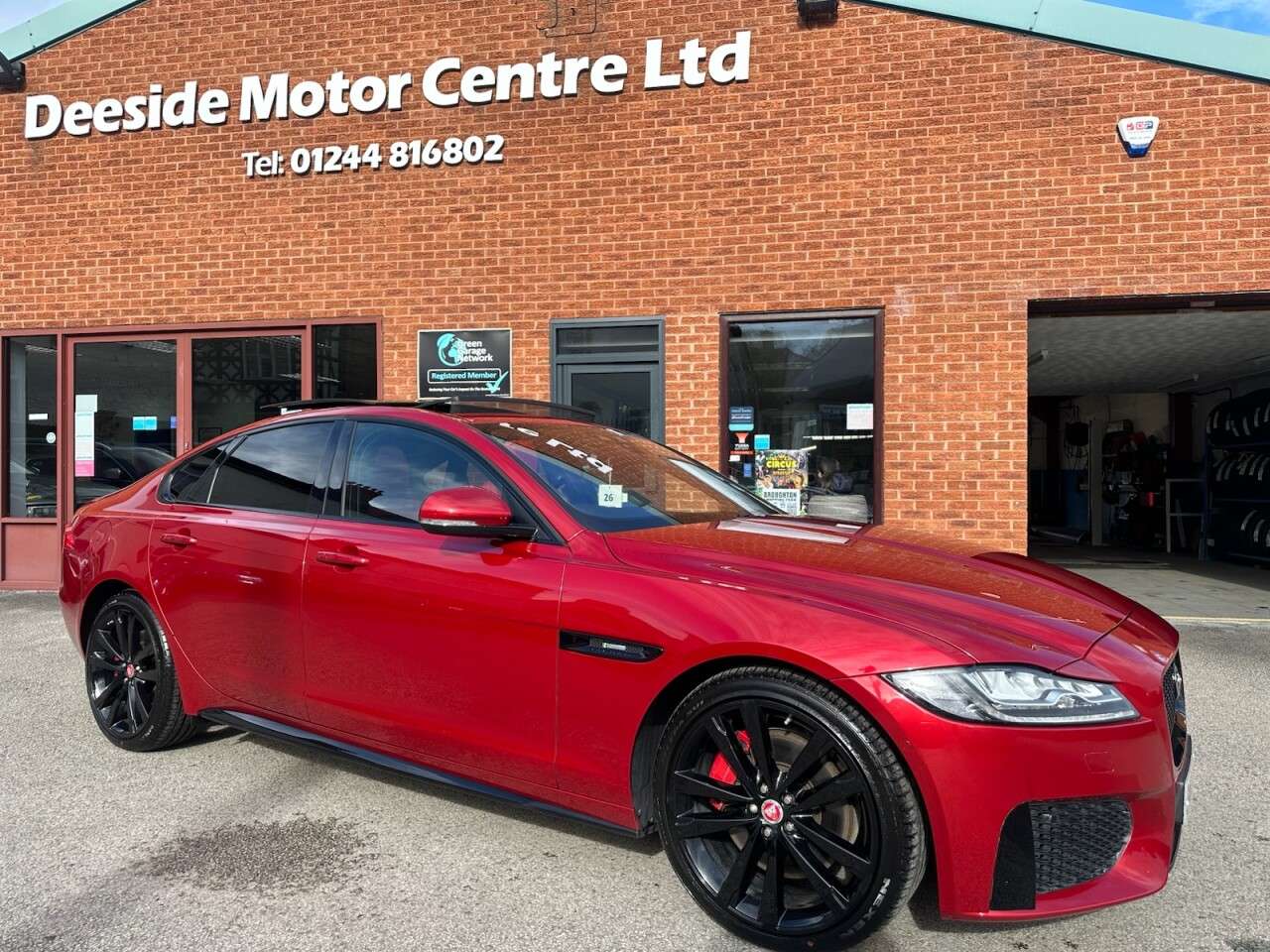 A 2016 JAGUAR XF 3.0 V6 S Saloon 4dr Petrol Auto Euro 6 (s/s) (380 ps) Rear view camera plus A 2016 JAGUAR XF 3.0 V6 S Saloon 4dr Petrol Auto Euro 6 (s/s) (380 ps) Rear view camera plus