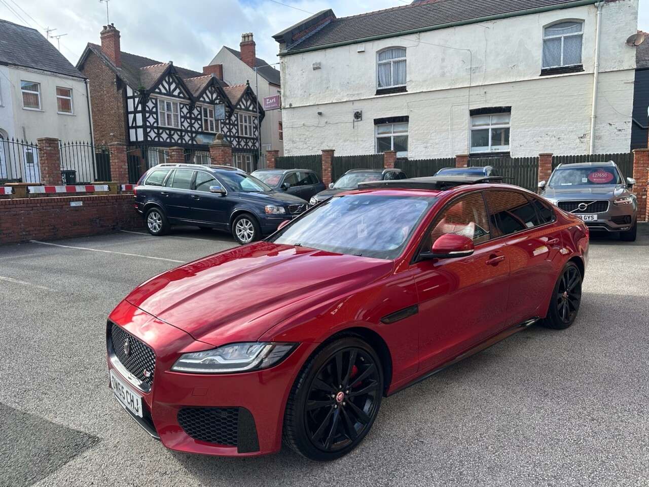 A 2016 JAGUAR XF 3.0 V6 S Saloon 4dr Petrol Auto Euro 6 (s/s) (380 ps) Rear view camera plus A 2016 JAGUAR XF 3.0 V6 S Saloon 4dr Petrol Auto Euro 6 (s/s) (380 ps) Rear view camera plus