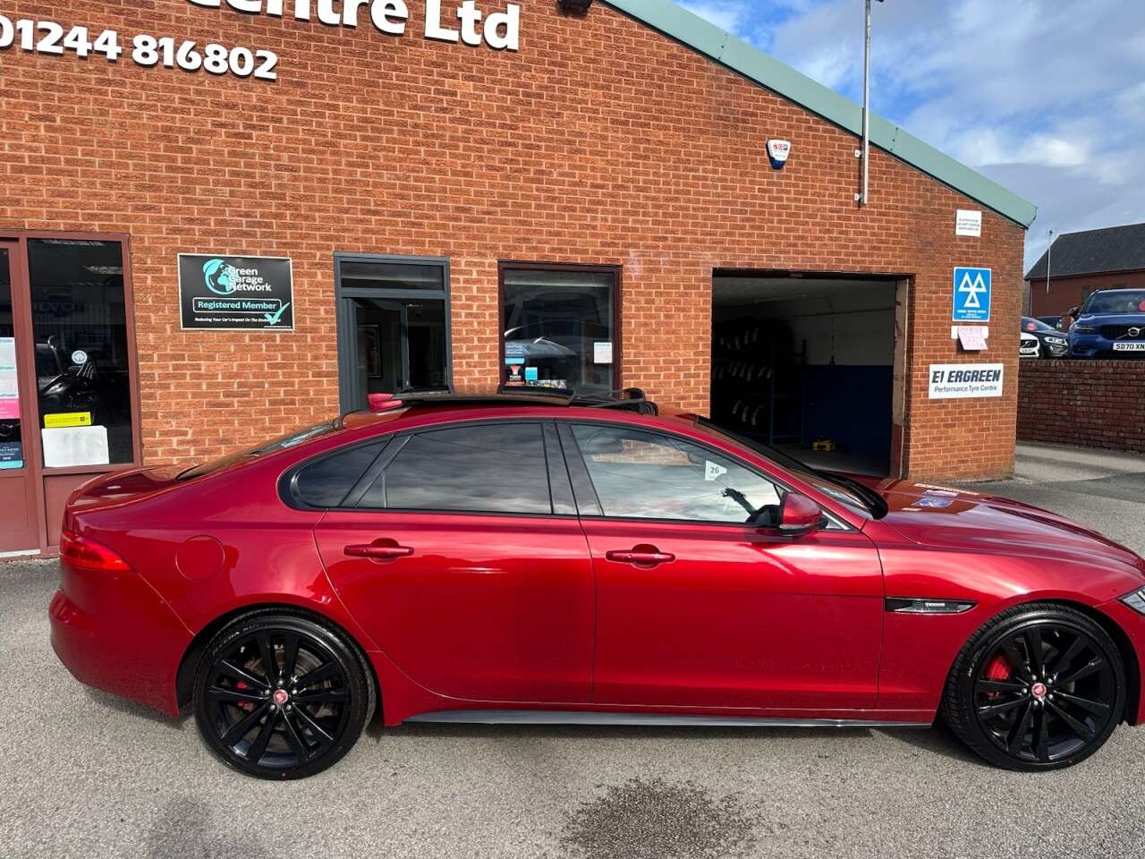 A 2016 JAGUAR XF 3.0 V6 S Saloon 4dr Petrol Auto Euro 6 (s/s) (380 ps) Rear view camera plus A 2016 JAGUAR XF 3.0 V6 S Saloon 4dr Petrol Auto Euro 6 (s/s) (380 ps) Rear view camera plus