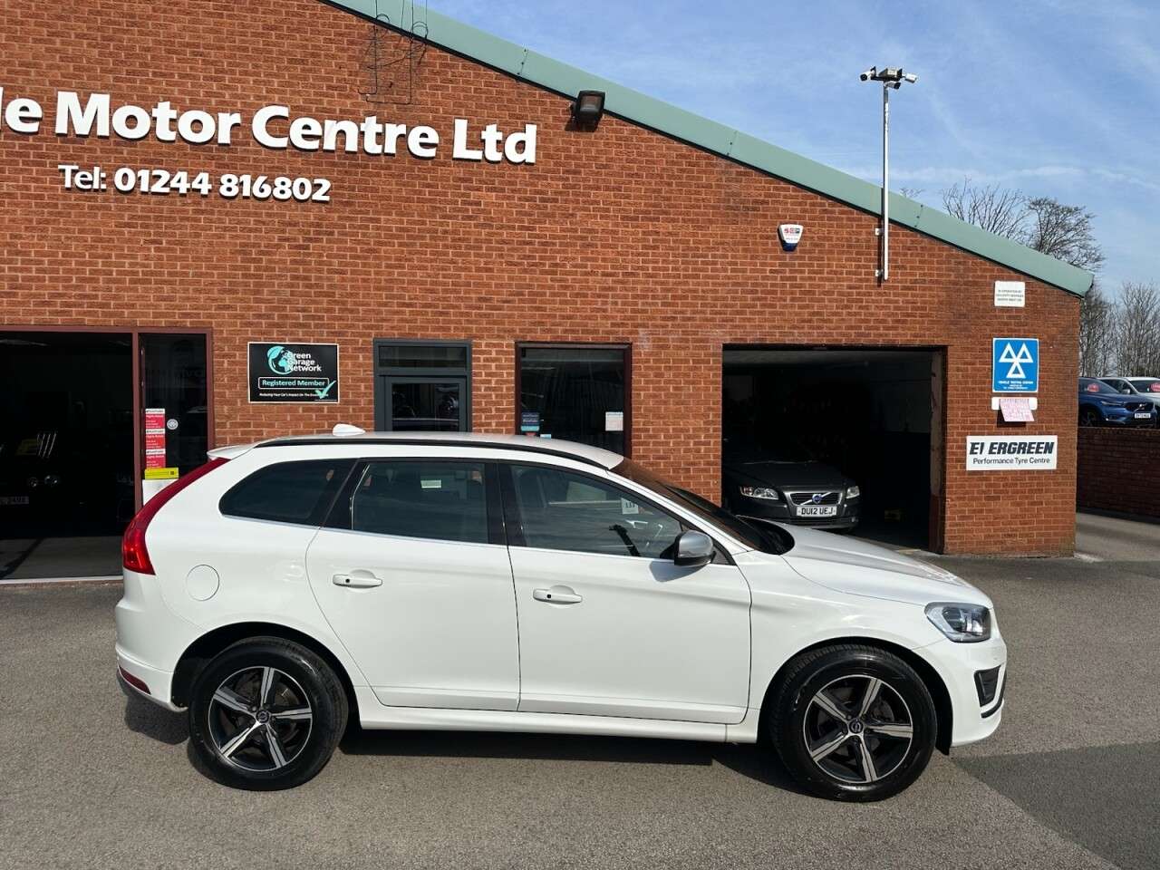 A 2017 VOLVO XC60 2.4 D5 R-Design Nav SUV 5dr Diesel Auto AWD Euro 6 (s/s) (220 ps) A 2017 VOLVO XC60 2.4 D5 R-Design Nav SUV 5dr Diesel Auto AWD Euro 6 (s/s) (220 ps)