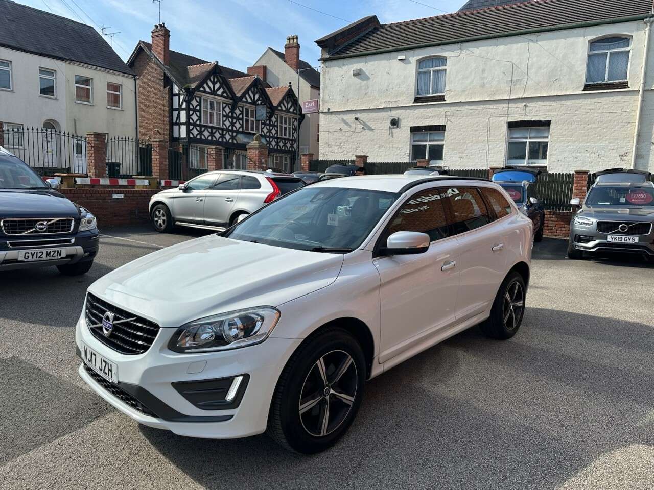 A 2017 VOLVO XC60 2.4 D5 R-Design Nav SUV 5dr Diesel Auto AWD Euro 6 (s/s) (220 ps) A 2017 VOLVO XC60 2.4 D5 R-Design Nav SUV 5dr Diesel Auto AWD Euro 6 (s/s) (220 ps)