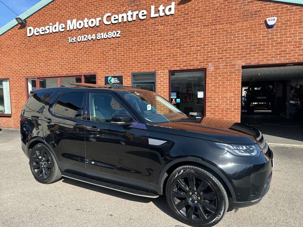 A 2017 LAND ROVER DISCOVERY 3.0 TD V6 HSE Luxury SUV 5dr Diesel Auto 4WD Euro 6 (s/s) (258 ps) A 2017 LAND ROVER DISCOVERY 3.0 TD V6 HSE Luxury SUV 5dr Diesel Auto 4WD Euro 6 (s/s) (258 ps)