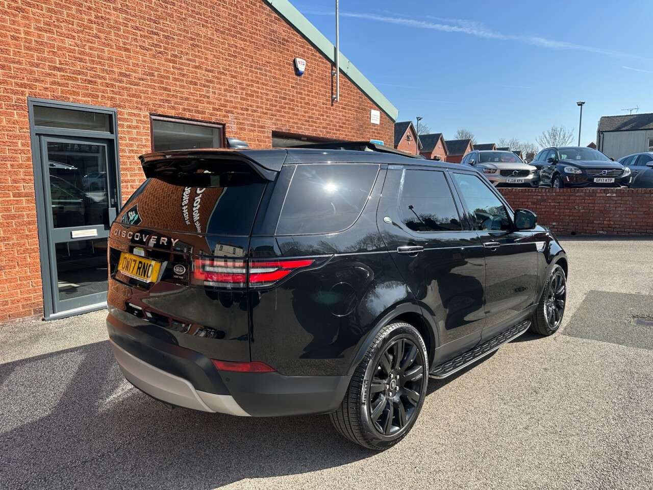 A 2017 LAND ROVER DISCOVERY 3.0 TD V6 HSE Luxury SUV 5dr Diesel Auto 4WD Euro 6 (s/s) (258 ps) A 2017 LAND ROVER DISCOVERY 3.0 TD V6 HSE Luxury SUV 5dr Diesel Auto 4WD Euro 6 (s/s) (258 ps)