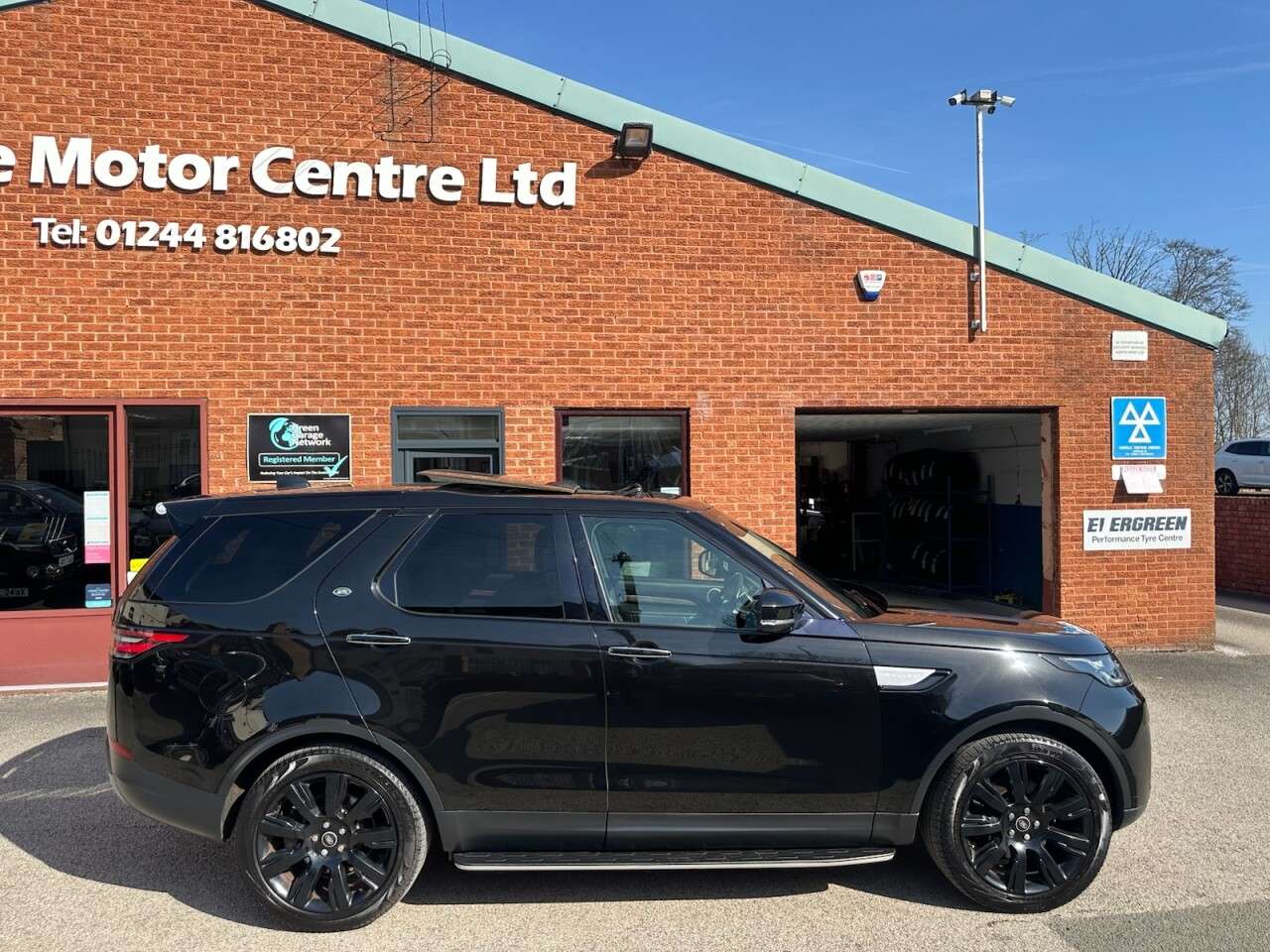 A 2017 LAND ROVER DISCOVERY 3.0 TD V6 HSE Luxury SUV 5dr Diesel Auto 4WD Euro 6 (s/s) (258 ps) A 2017 LAND ROVER DISCOVERY 3.0 TD V6 HSE Luxury SUV 5dr Diesel Auto 4WD Euro 6 (s/s) (258 ps)