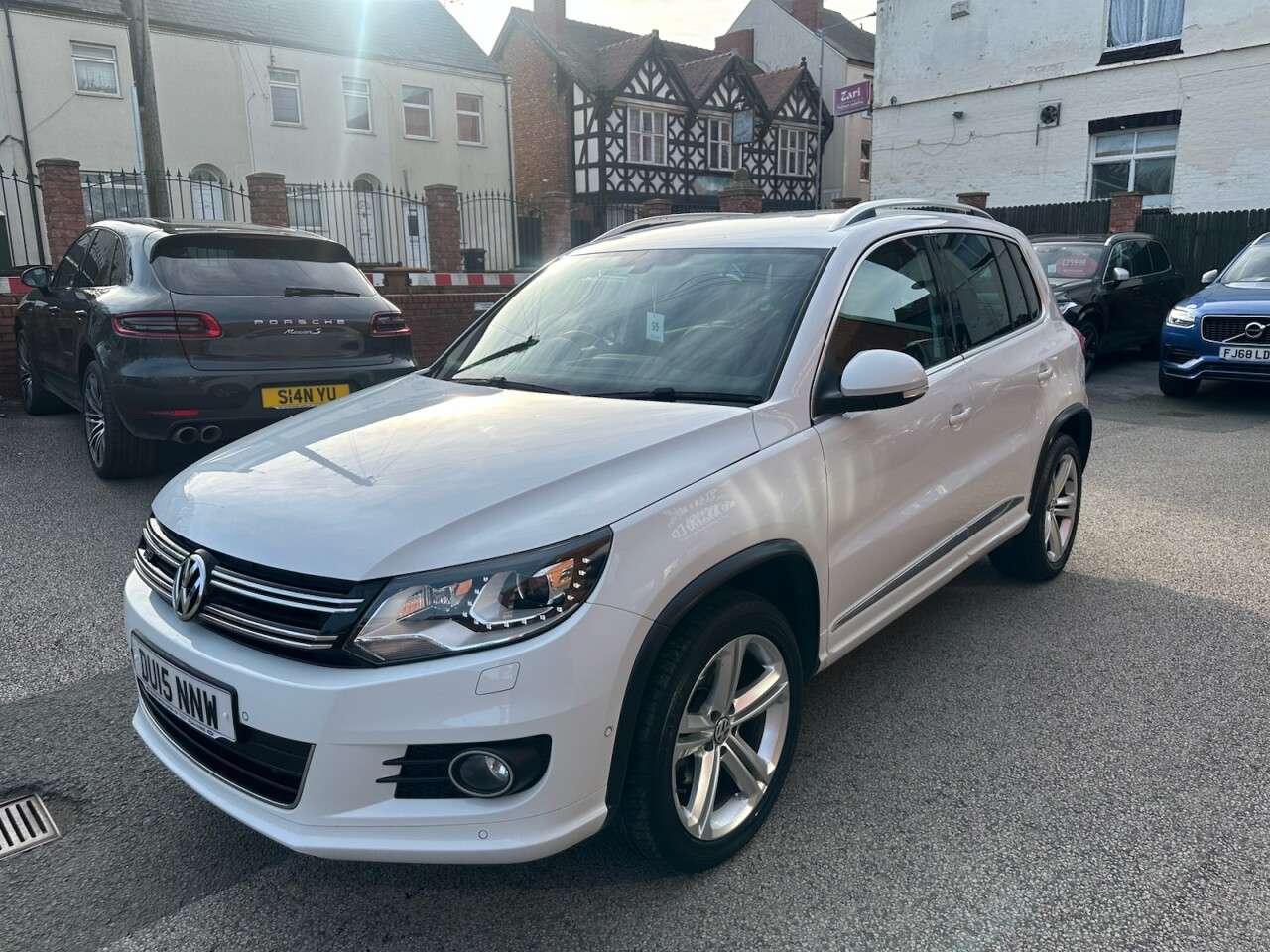 A 2015 VOLKSWAGEN TIGUAN 2.0 TDI BlueMotion Tech R-Line SUV 5dr Diesel Manual 4WD Euro 6 (s/s) (150 A 2015 VOLKSWAGEN TIGUAN 2.0 TDI BlueMotion Tech R-Line SUV 5dr Diesel Manual 4WD Euro 6 (s/s) (150