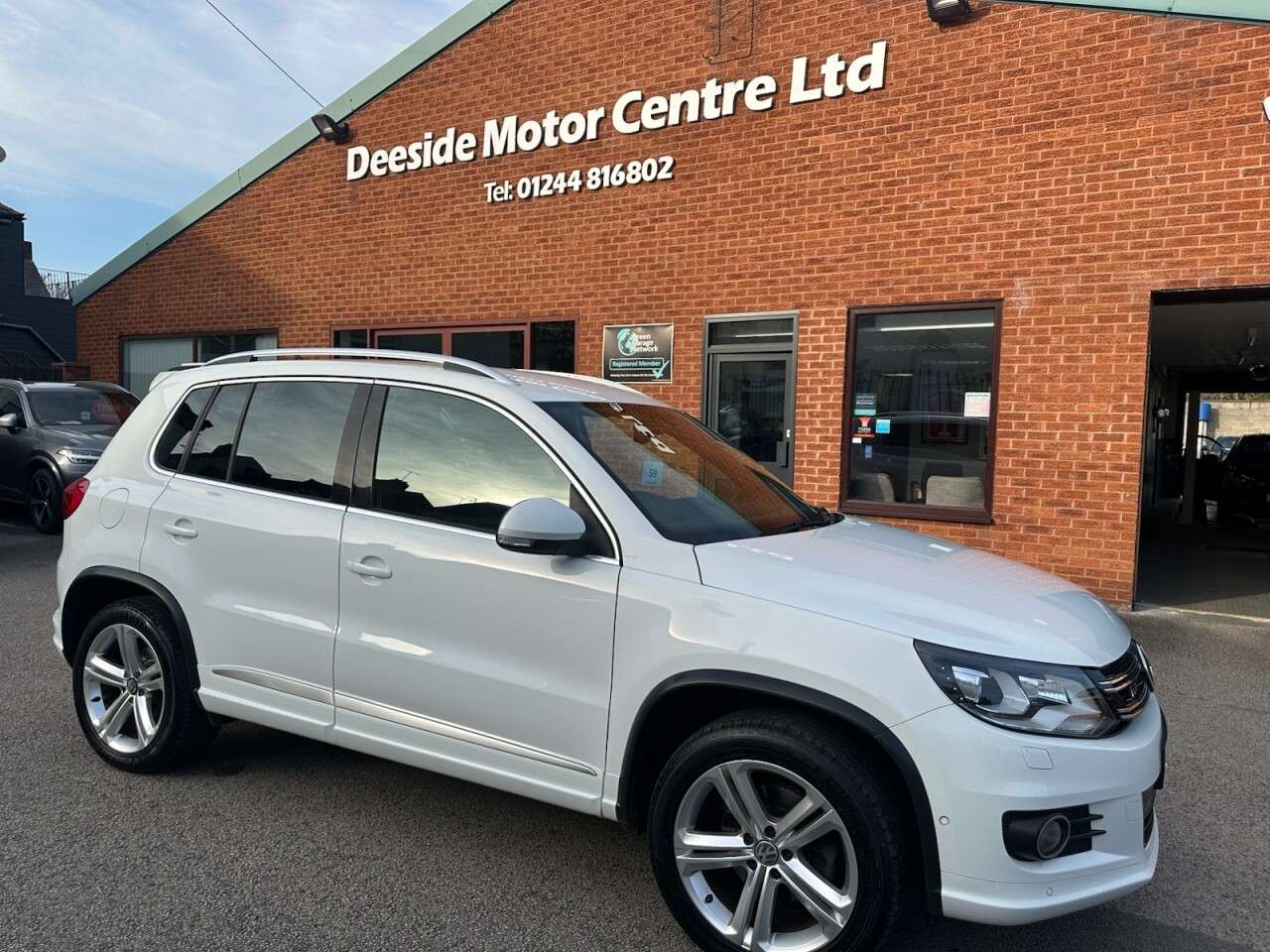 A 2015 VOLKSWAGEN TIGUAN 2.0 TDI BlueMotion Tech R-Line SUV 5dr Diesel Manual 4WD Euro 6 (s/s) (150 A 2015 VOLKSWAGEN TIGUAN 2.0 TDI BlueMotion Tech R-Line SUV 5dr Diesel Manual 4WD Euro 6 (s/s) (150