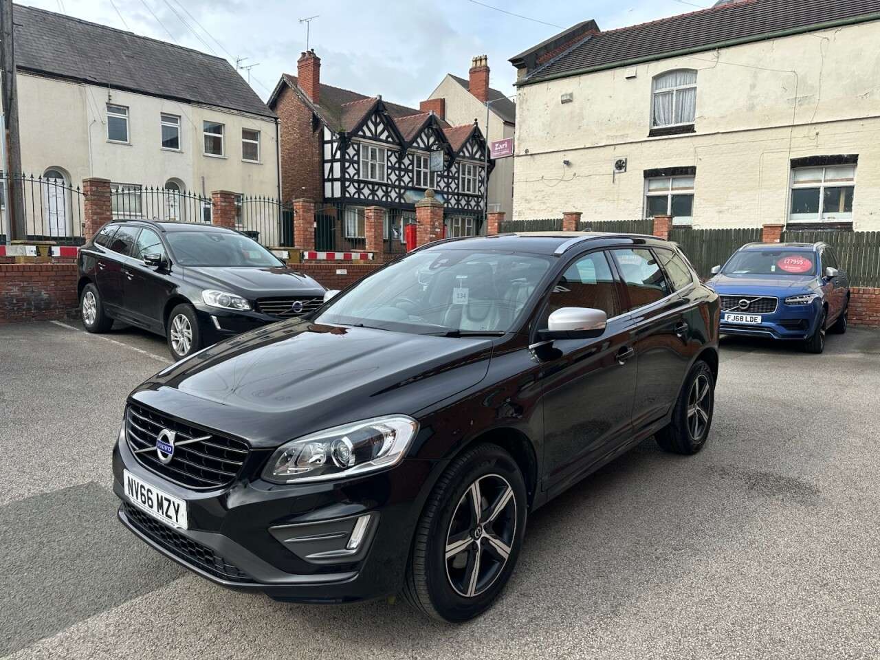 A 2017 VOLVO XC60 2.4 D4 R-Design Lux Nav SUV 5dr Diesel Manual AWD Euro 6 (s/s) (190 ps) A 2017 VOLVO XC60 2.4 D4 R-Design Lux Nav SUV 5dr Diesel Manual AWD Euro 6 (s/s) (190 ps)