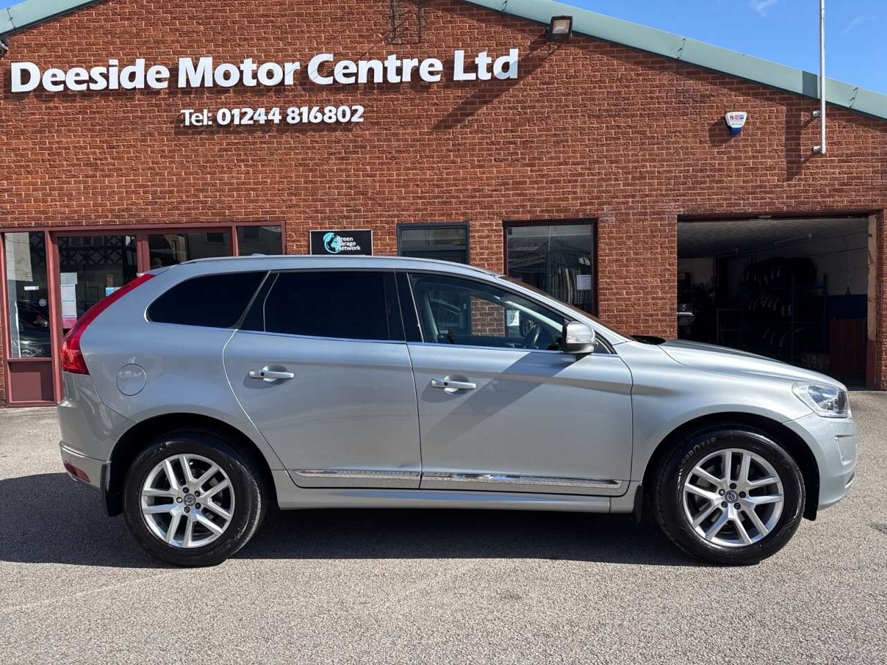 A 2017 VOLVO XC60 2.4 D5 SE Lux Nav SUV 5dr Diesel Auto AWD Euro 6 (s/s) (220 ps) Rear view c A 2017 VOLVO XC60 2.4 D5 SE Lux Nav SUV 5dr Diesel Auto AWD Euro 6 (s/s) (220 ps) Rear view c