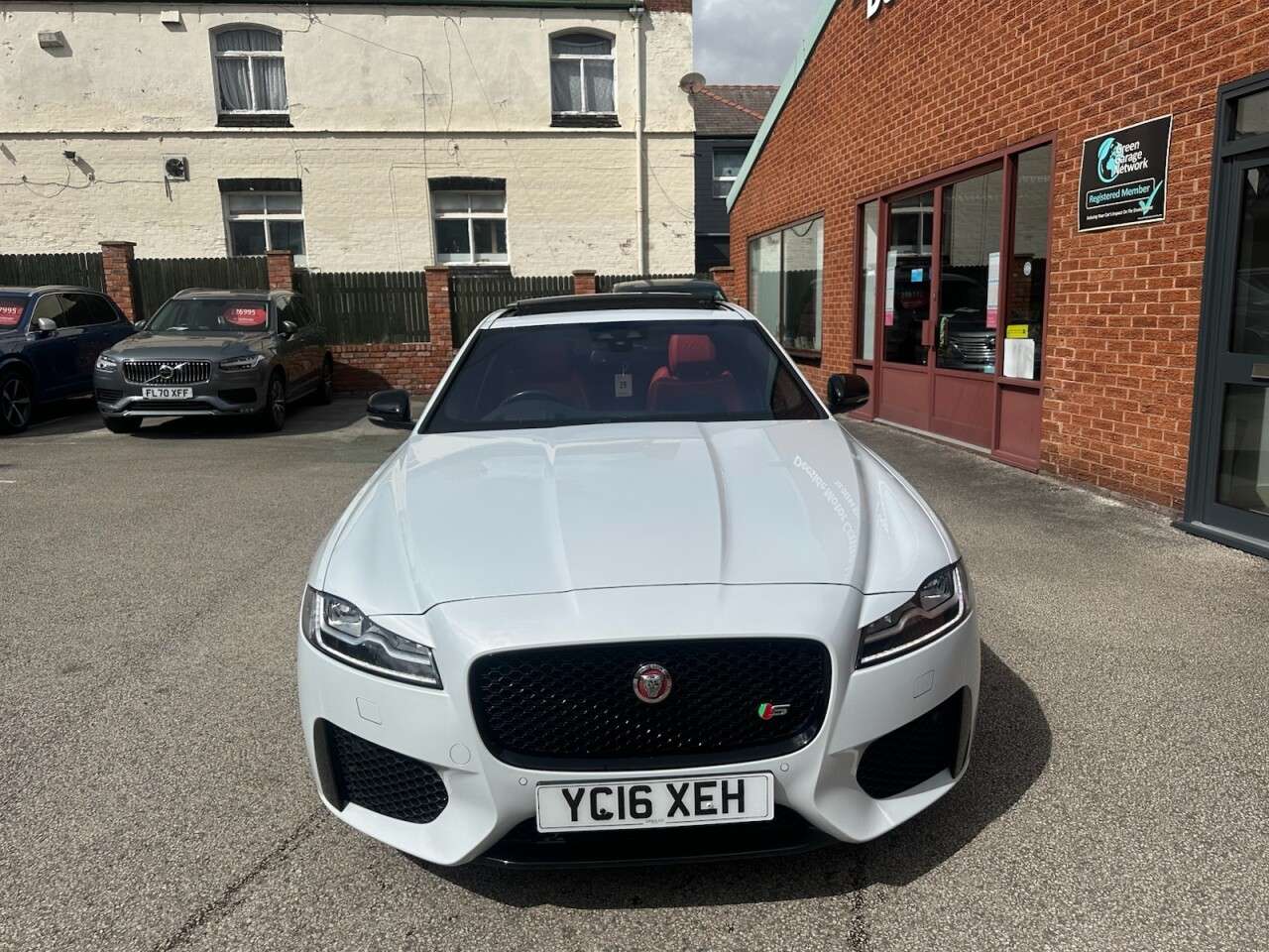 A 2016 JAGUAR XF 3.0 V6 S Saloon 4dr Petrol Auto Euro 6 (s/s) (380 ps) Rear view camera plus A 2016 JAGUAR XF 3.0 V6 S Saloon 4dr Petrol Auto Euro 6 (s/s) (380 ps) Rear view camera plus
