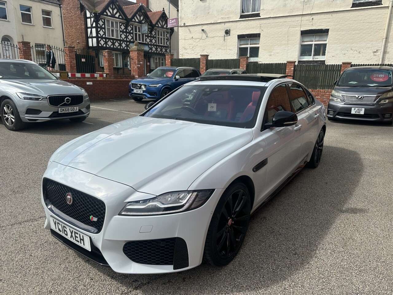 A 2016 JAGUAR XF 3.0 V6 S Saloon 4dr Petrol Auto Euro 6 (s/s) (380 ps) Rear view camera plus A 2016 JAGUAR XF 3.0 V6 S Saloon 4dr Petrol Auto Euro 6 (s/s) (380 ps) Rear view camera plus