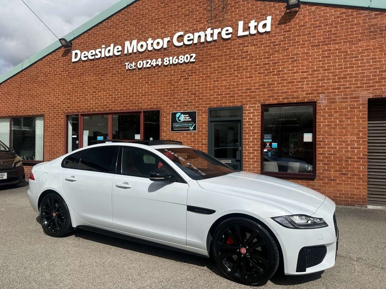 A 2016 JAGUAR XF 3.0 V6 S Saloon 4dr Petrol Auto Euro 6 (s/s) (380 ps) Rear view camera plus A 2016 JAGUAR XF 3.0 V6 S Saloon 4dr Petrol Auto Euro 6 (s/s) (380 ps) Rear view camera plus