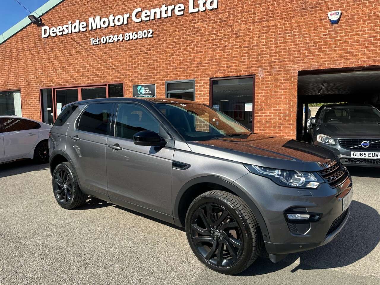 A 2015 LAND ROVER DISCOVERY SPORT 2.2 SD4 HSE Luxury SUV 5dr Diesel Auto 4WD Euro 5 (s/s) (190 ps) Rear view A 2015 LAND ROVER DISCOVERY SPORT 2.2 SD4 HSE Luxury SUV 5dr Diesel Auto 4WD Euro 5 (s/s) (190 ps) Rear view