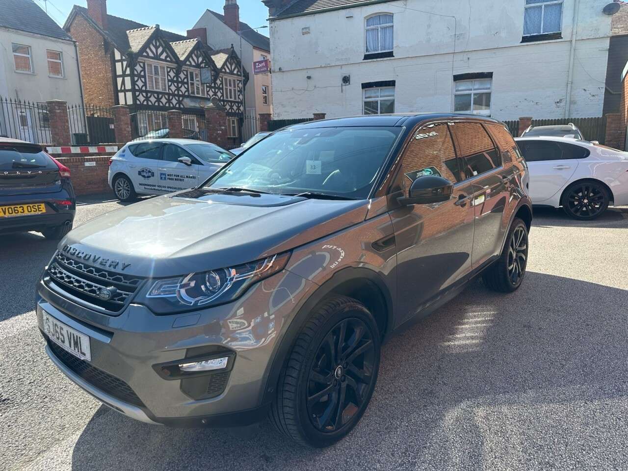 A 2015 LAND ROVER DISCOVERY SPORT 2.2 SD4 HSE Luxury SUV 5dr Diesel Auto 4WD Euro 5 (s/s) (190 ps) Rear view A 2015 LAND ROVER DISCOVERY SPORT 2.2 SD4 HSE Luxury SUV 5dr Diesel Auto 4WD Euro 5 (s/s) (190 ps) Rear view