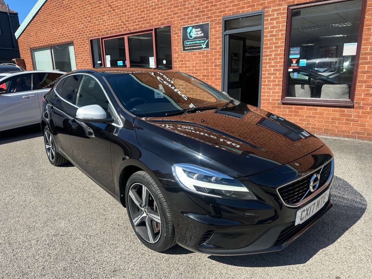 A 2017 VOLVO V40 1.5 T2 R-Design Hatchback 5dr Petrol Auto Euro 6 (s/s) (122 ps) R-Design up A 2017 VOLVO V40 1.5 T2 R-Design Hatchback 5dr Petrol Auto Euro 6 (s/s) (122 ps) R-Design up