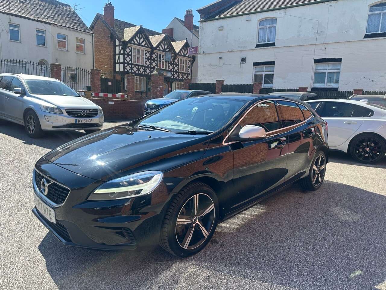 A 2017 VOLVO V40 1.5 T2 R-Design Hatchback 5dr Petrol Auto Euro 6 (s/s) (122 ps) R-Design up A 2017 VOLVO V40 1.5 T2 R-Design Hatchback 5dr Petrol Auto Euro 6 (s/s) (122 ps) R-Design up