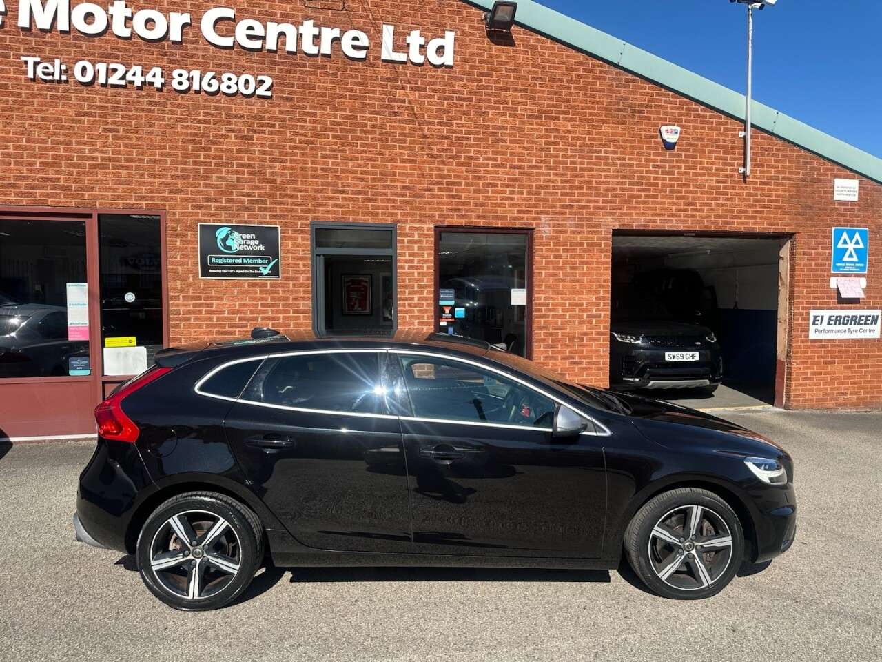 A 2017 VOLVO V40 1.5 T2 R-Design Hatchback 5dr Petrol Auto Euro 6 (s/s) (122 ps) R-Design up A 2017 VOLVO V40 1.5 T2 R-Design Hatchback 5dr Petrol Auto Euro 6 (s/s) (122 ps) R-Design up